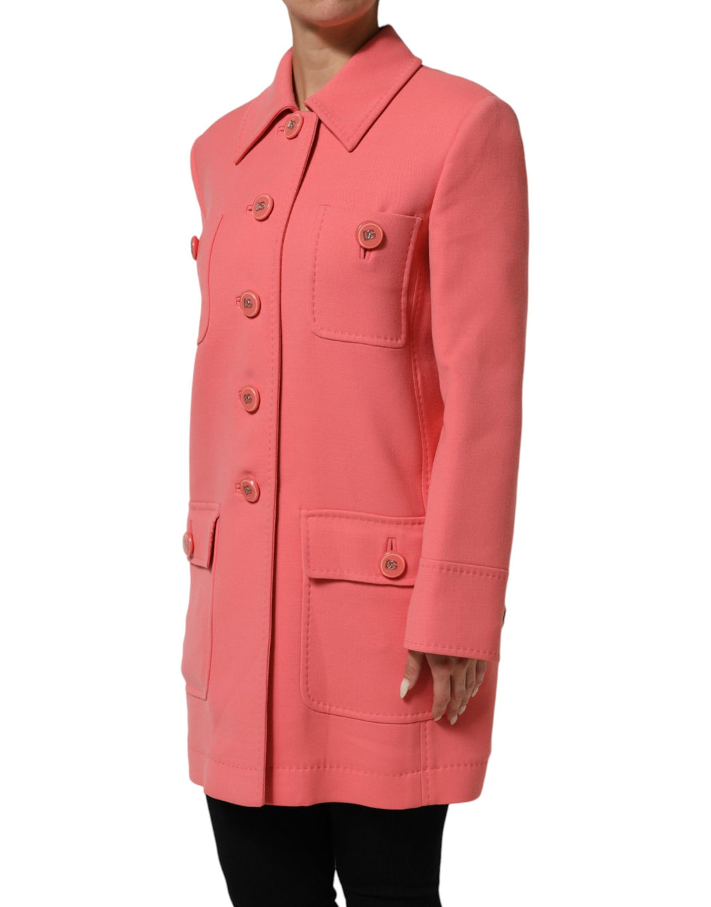 Manteau trench rose Dolce & Gabbana avec boutons, long élégant, parfait pour un style sophistiqué et féminin.