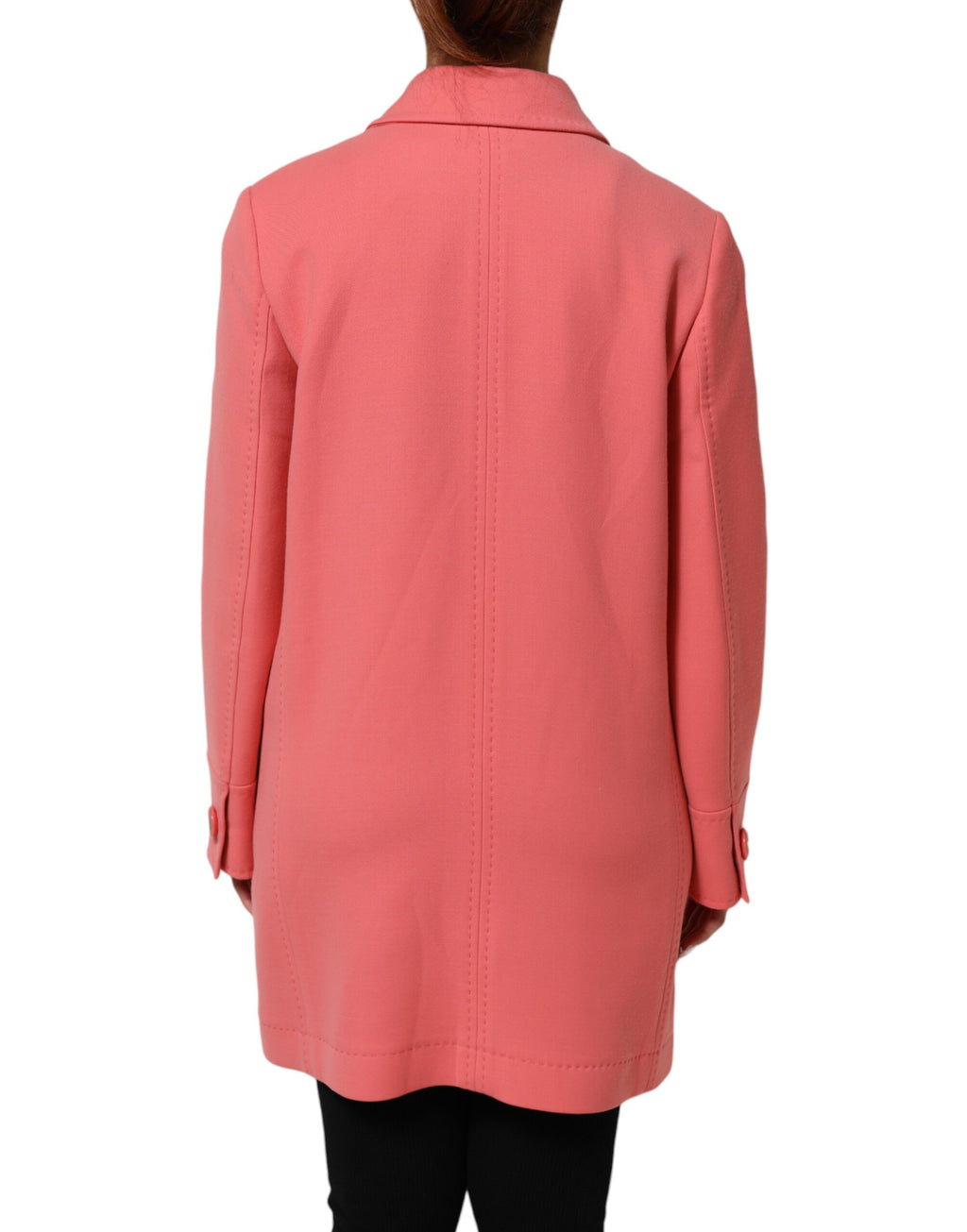 Manteau trench rose Dolce & Gabbana à boutons, coupe classique, en tissu léger, porté en plein air.