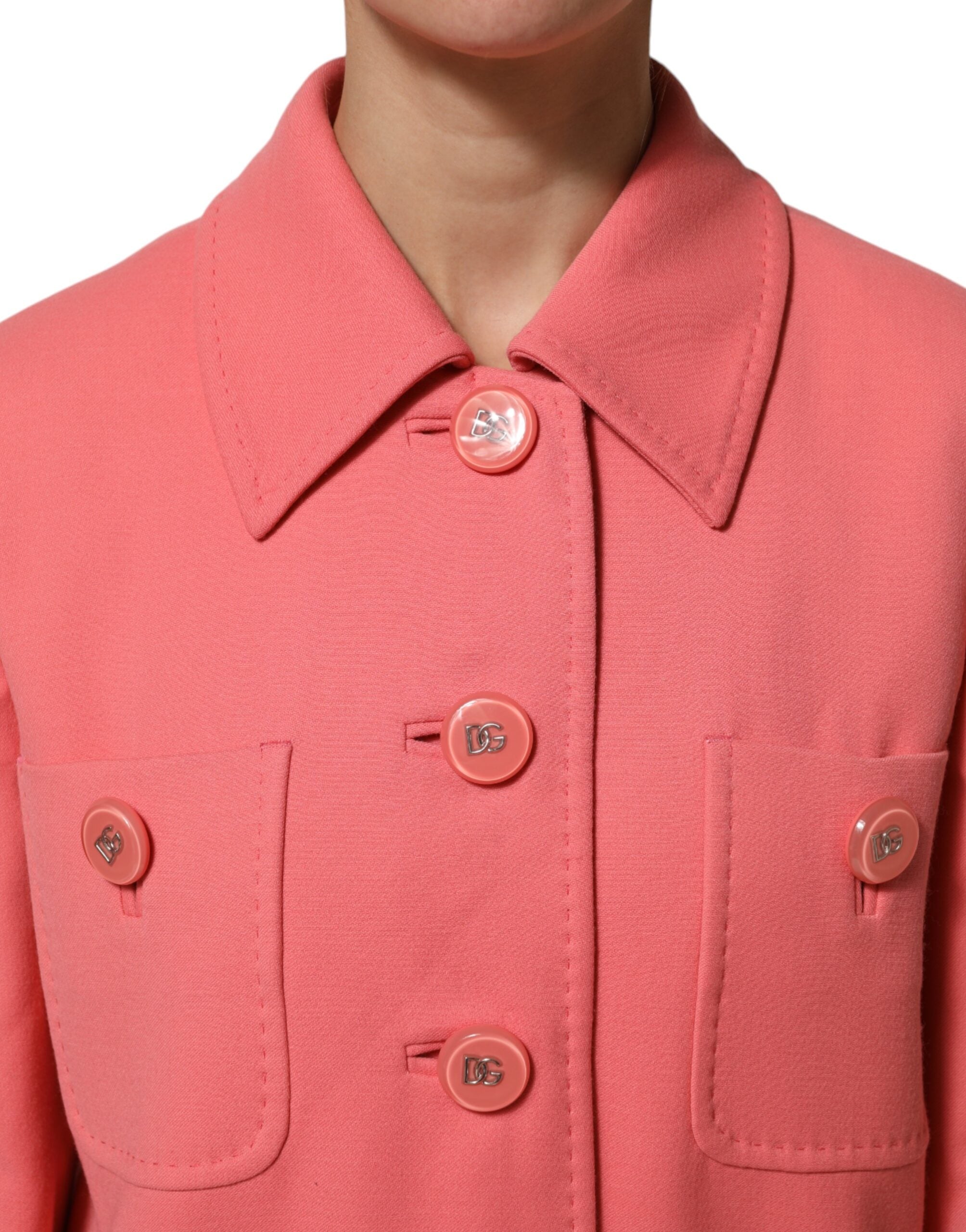 Manteau trench rose Dolce & Gabbana à boutons, longue veste élégante en tissu léger, parfait pour un style sophistiqué.