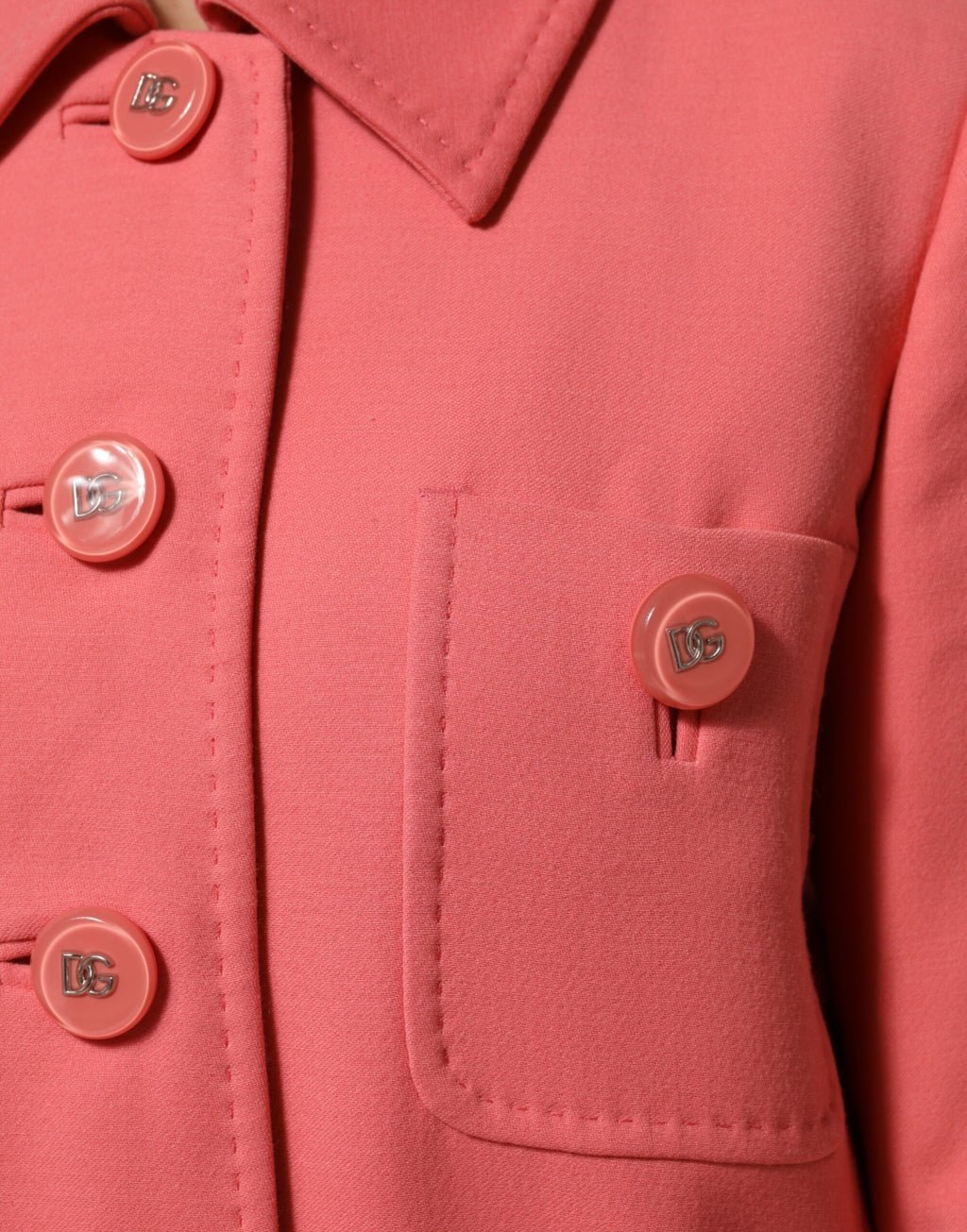Manteau trench rose Dolce & Gabbana à boutons, veste élégante avec doublure et ceinture, vue de face.