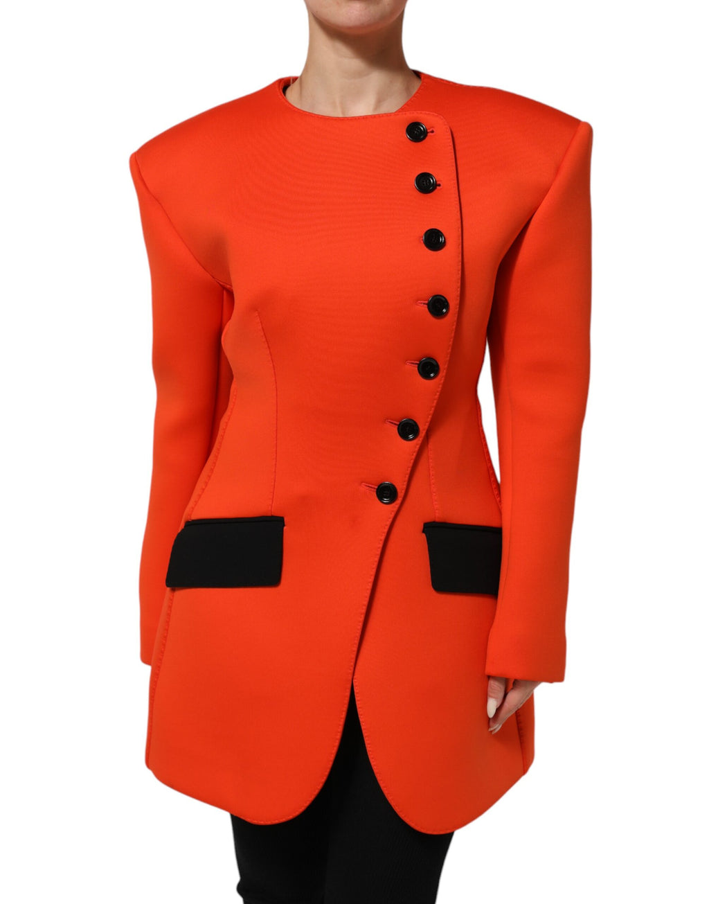 Imperméable femme rouge Dolce & Gabbana avec boutons, coupe classique, porté sur un mannequin.