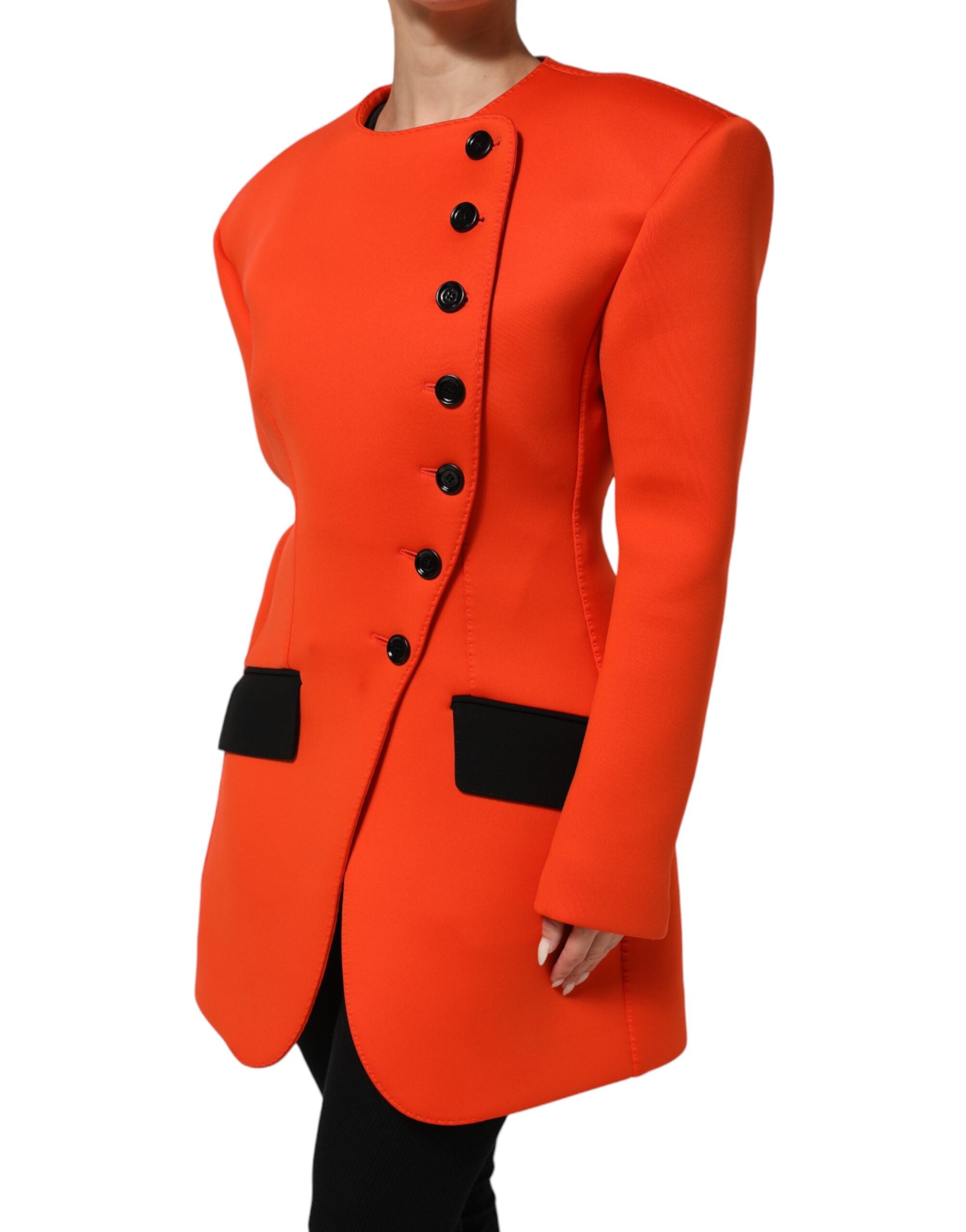 Manteau trench rouge pour femmes de Dolce & Gabbana avec boutons, coupe élégante et détails sophistiqués.