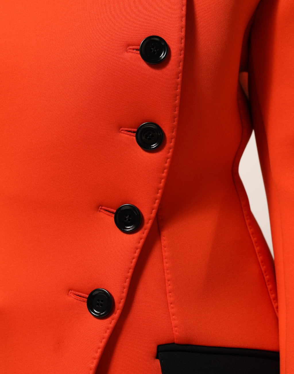 Manteau trench pour femme Dolce & Gabbana rouge à boutons, veste élégante avec col classique et détails sophistiqués.