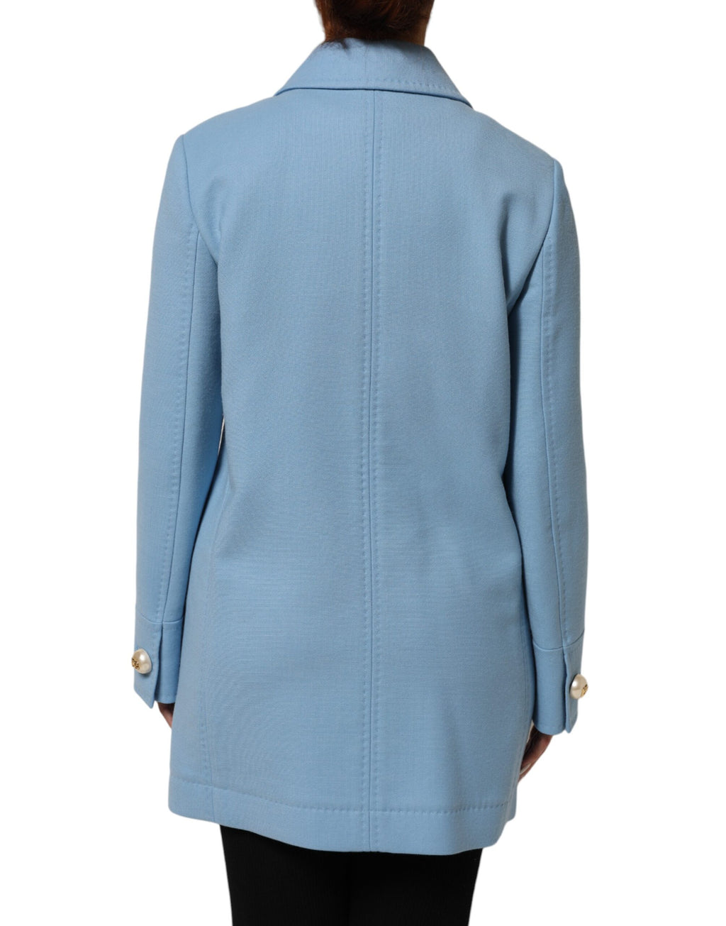 Manteau trench bleu à boutons Dolce & Gabbana pour homme, coupe classique et détails élégants, porté sur un mannequin.