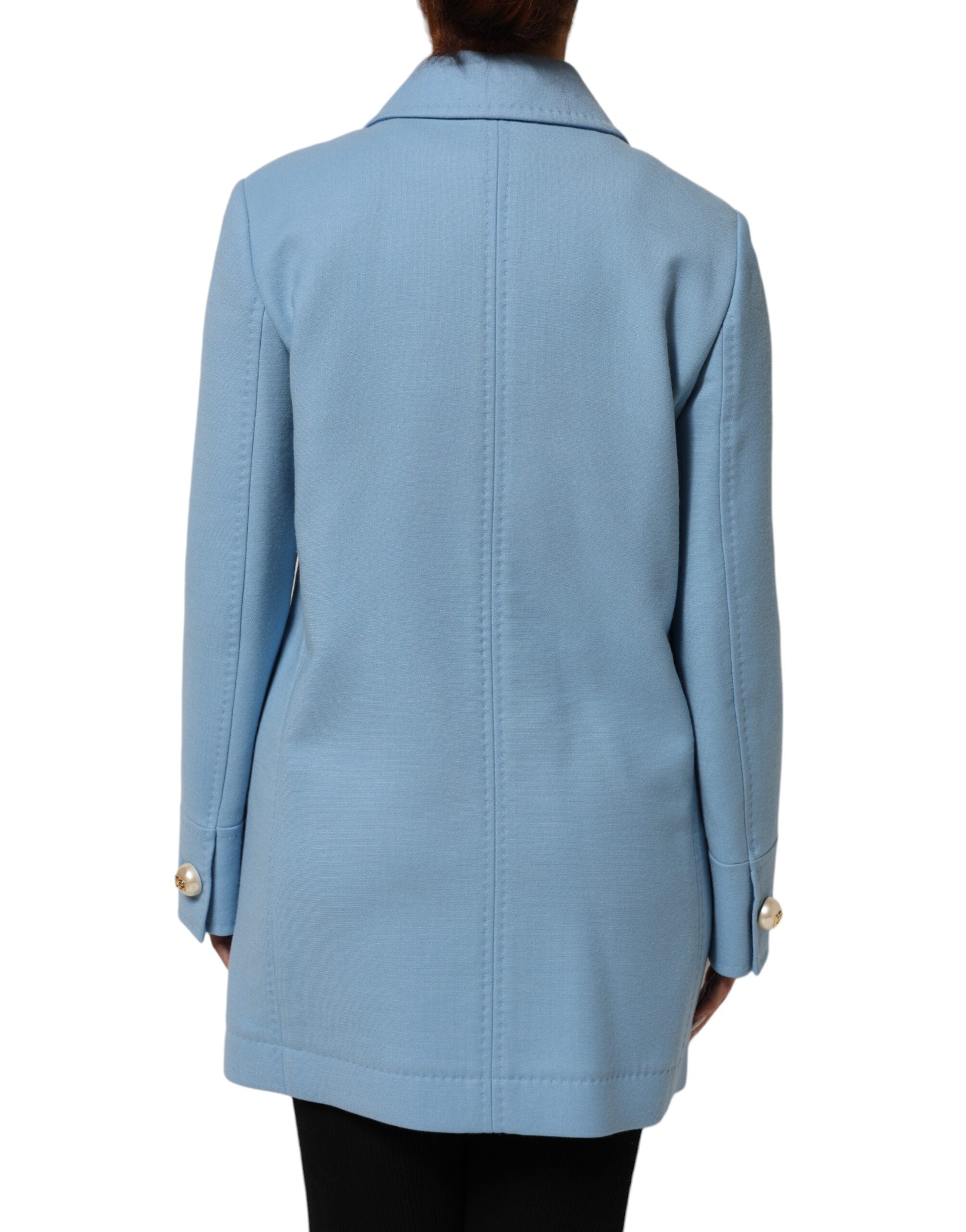 Manteau trench bleu à boutons Dolce & Gabbana pour homme, coupe classique et détails élégants, porté sur un mannequin.