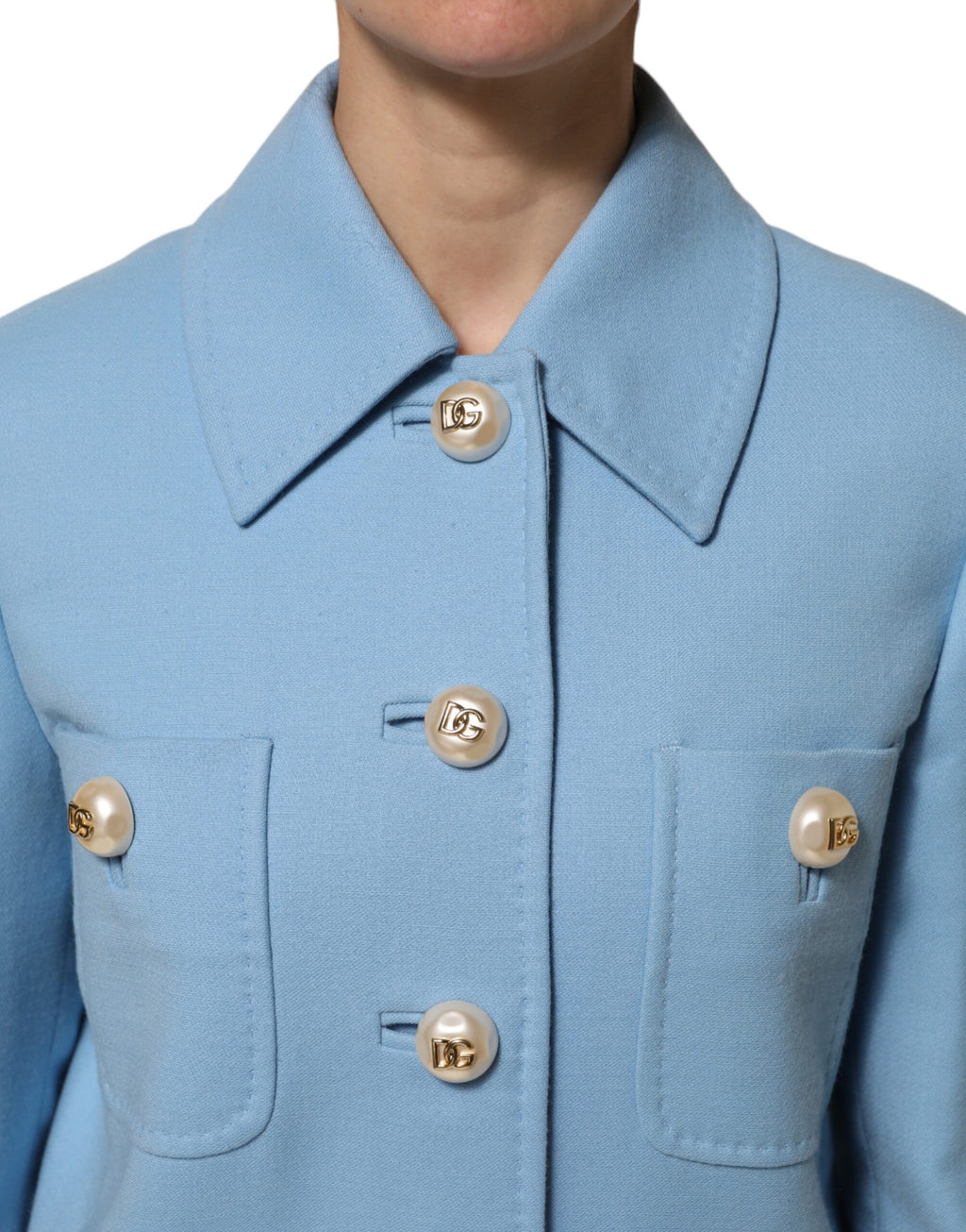 Manteau trench bleu Dolce & Gabbana à boutons, coupe classique, veste élégante en tissu léger, vue de face.