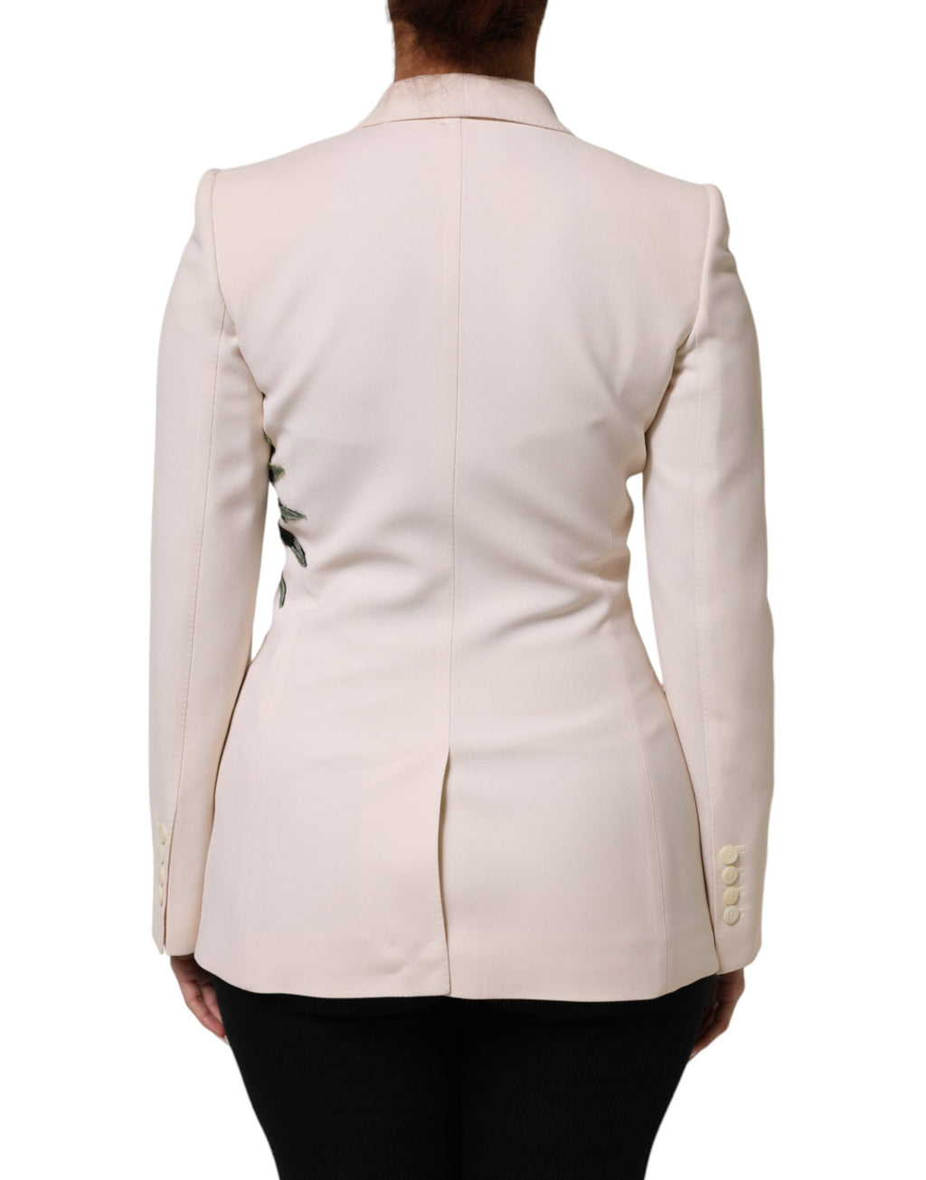 Veste beige à broderie Dolce & Gabbana, à simple boutonnage, en tissu élégant, portée ouverte sur fond neutre.