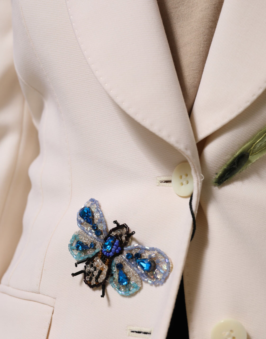 Veste beige Dolce & Gabbana à broderie, à simple boutonnage, élégante et sophistiquée, vue en détail.