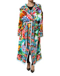 Peignoir Dolce & Gabbana à fleurs multicolores avec ceinture, porté comme une robe ou une veste en tissu fluide et élégant.