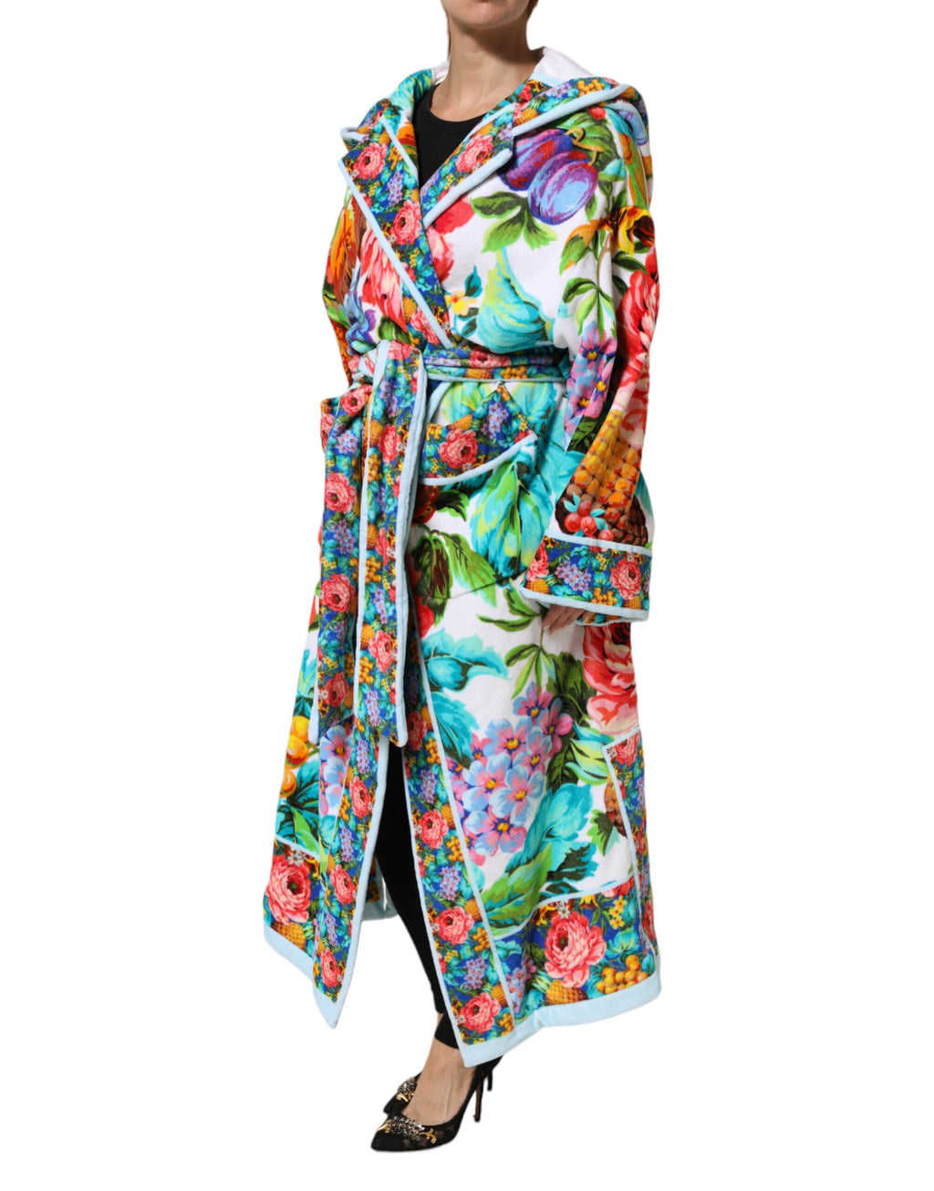 Peignoir en robe manteau Dolce & Gabbana à fleurs multicolores, avec ceinture, en tissu léger et élégant.