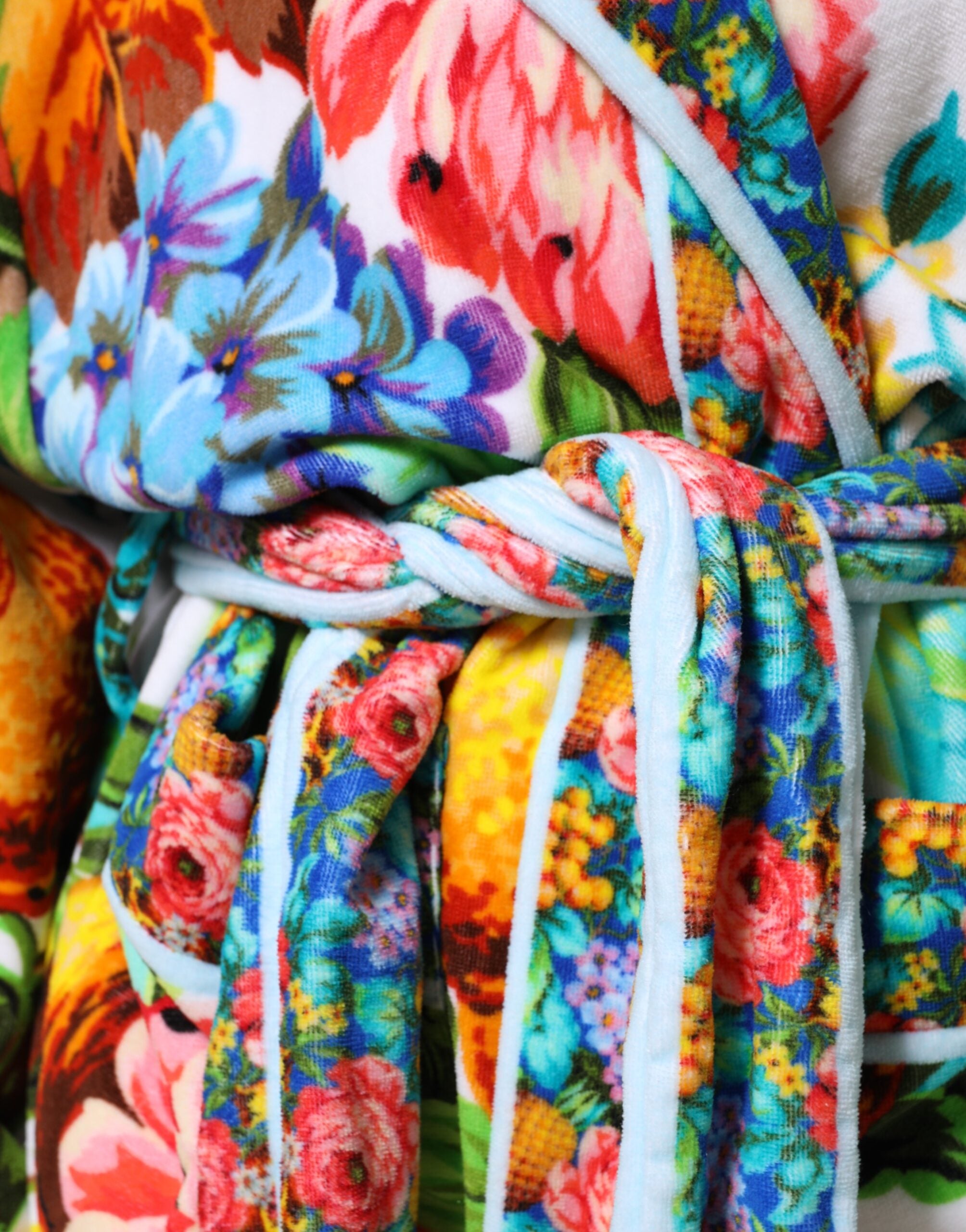 Peignoir en robe manteau Dolce & Gabbana à motif floral multicolore, ceinture, style élégant, tissu doux et sophistiqué.