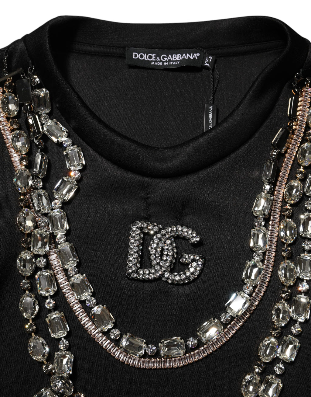 Pull noir Dolce & Gabbana avec logo en cristal, porté avec un collier Dolce & Gabbana, vue de près.
