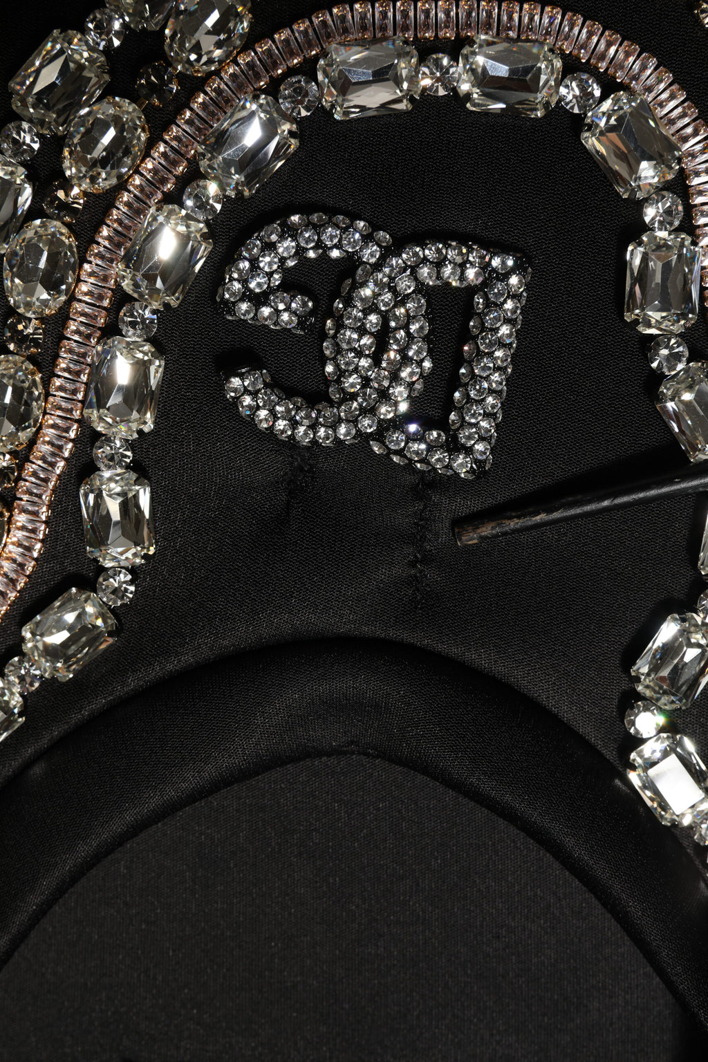 Collier noir Dolce & Gabbana avec logo en cristaux porté avec un sweatshirt à logo DG.