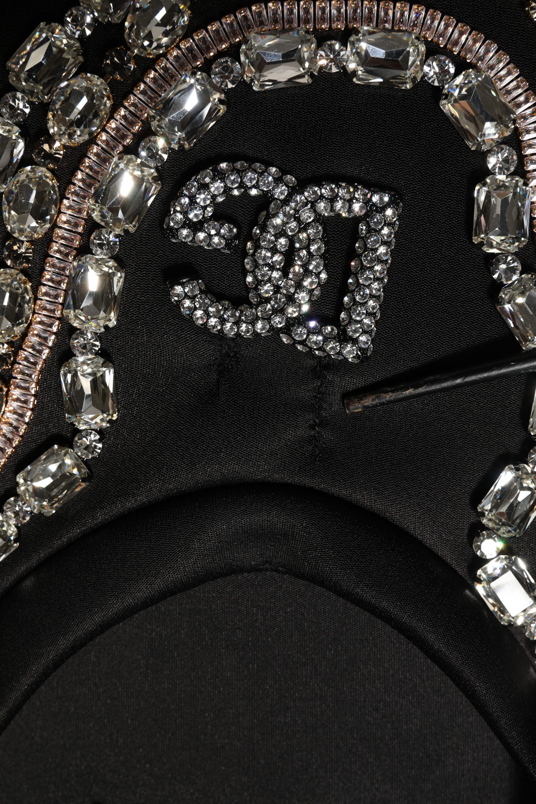 Collier noir Dolce & Gabbana avec logo en cristaux porté avec un sweatshirt à logo DG.
