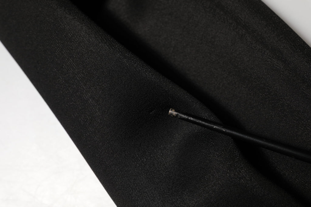 Pull à sweat Dolce & Gabbana noir avec logo DG en cristaux, portant un style élégant et sophistiqué.