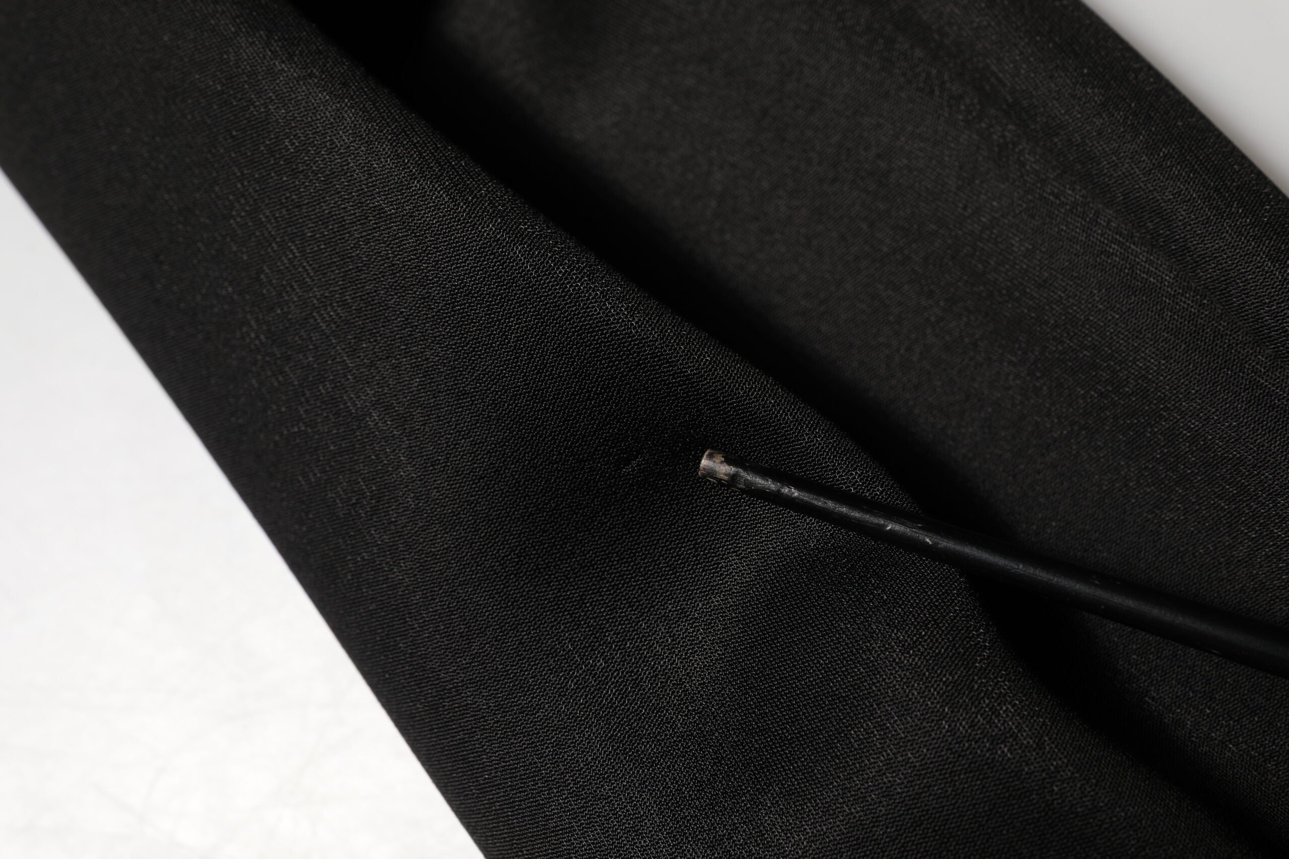 Pull à sweat Dolce & Gabbana noir avec logo DG en cristaux, portant un style élégant et sophistiqué.