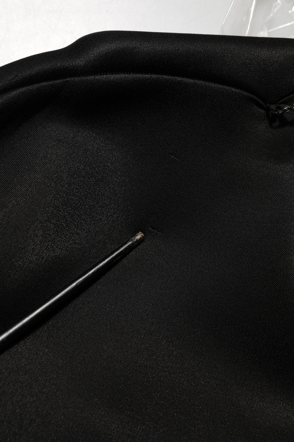 Collier noir Dolce & Gabbana avec logo en cristal porté avec un sweat-shirt noir à logo DG.