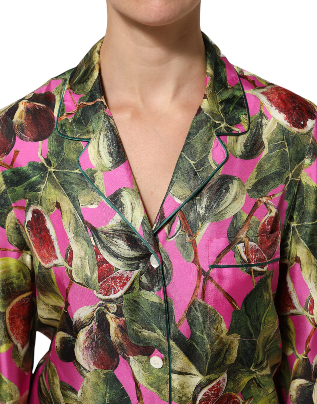 Chemise en soie Dolce & Gabbana à motif fig rose vif, style blouse élégante, visible avec col et manches longues.