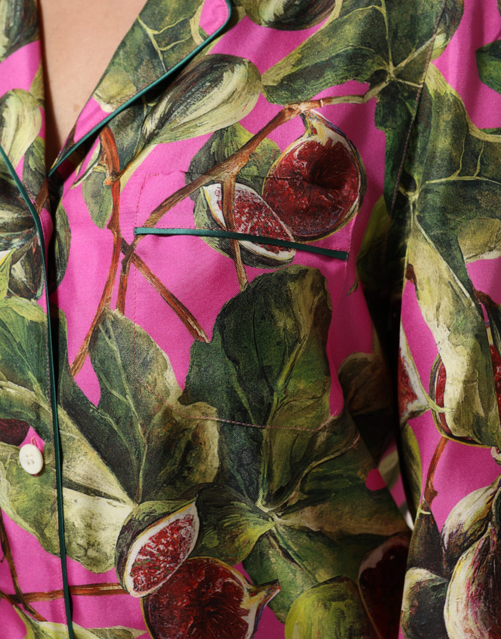 Chemise en soie Dolce & Gabbana à imprimé figue rose vif, blouse élégante avec col et manches longues.
