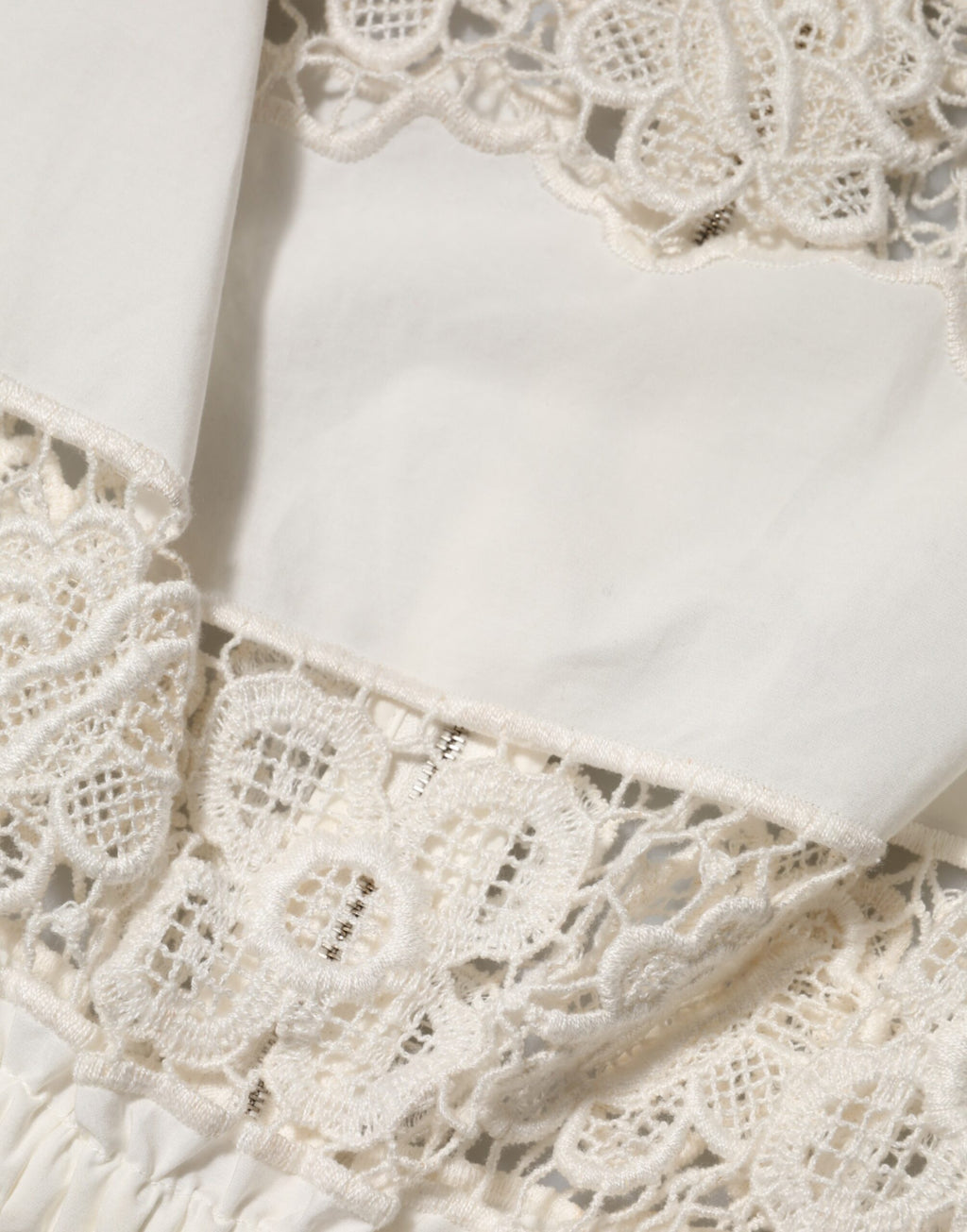 Débardeur en popeline blanche Dolce & Gabbana avec broderie ajourée et détails sophistiqués, vue de face.