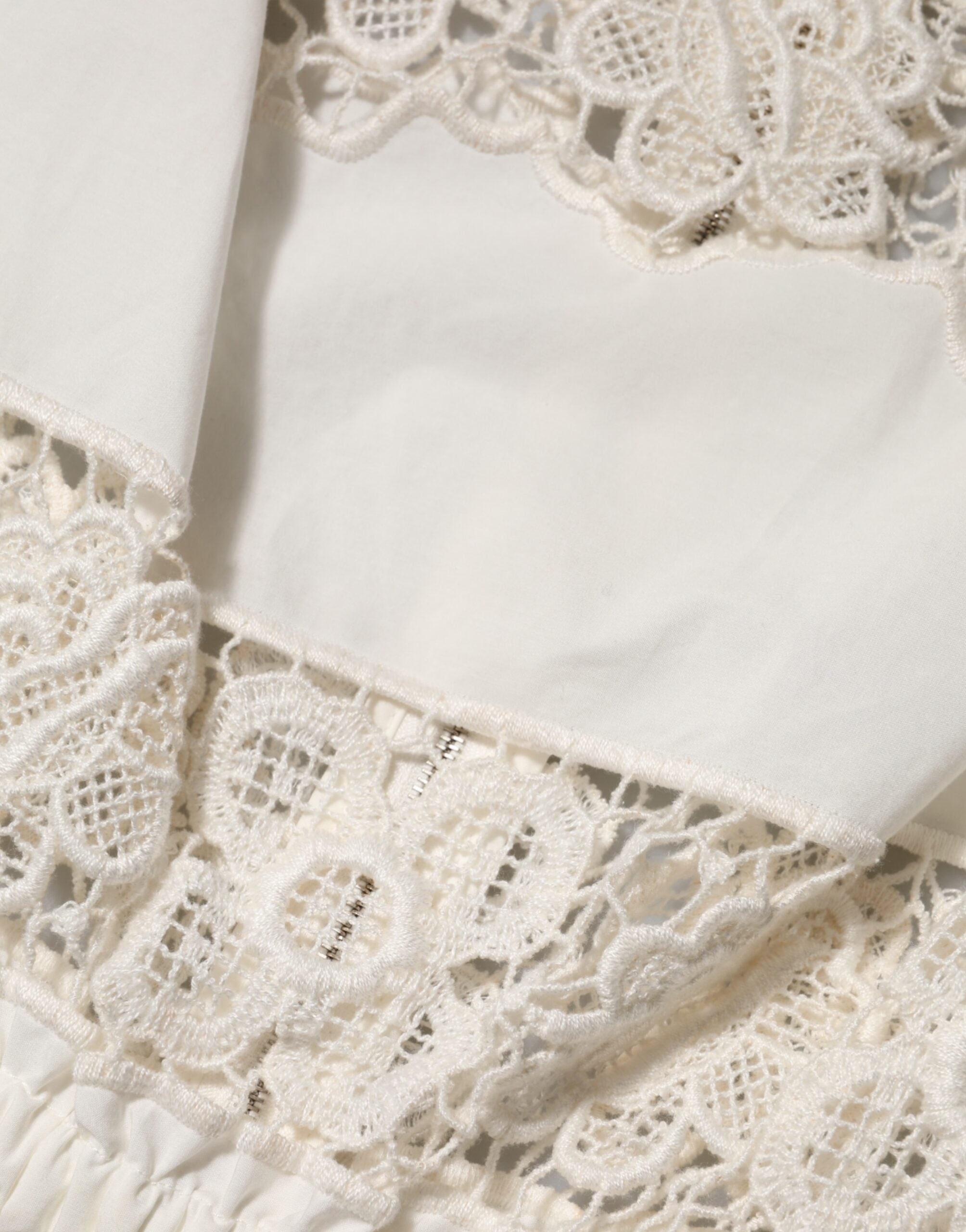 Débardeur en popeline blanche Dolce & Gabbana avec broderie ajourée et détails sophistiqués, vue de face.