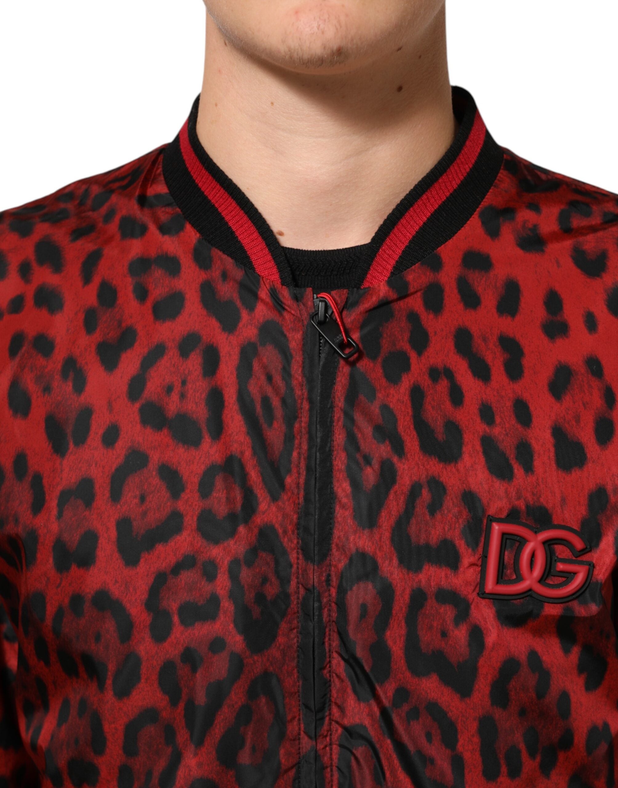 Veste bomber Dolce & Gabbana à zip, rouge avec imprimé léopard, manches longues et design tendance.