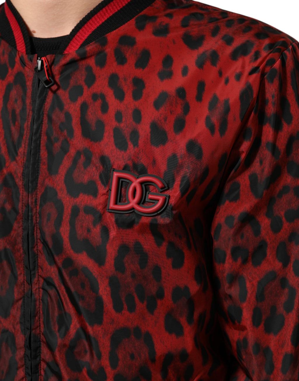 Veste bomber Dolce & Gabbana rouge à motif léopard avec fermeture éclair complète, style tendance et élégant.