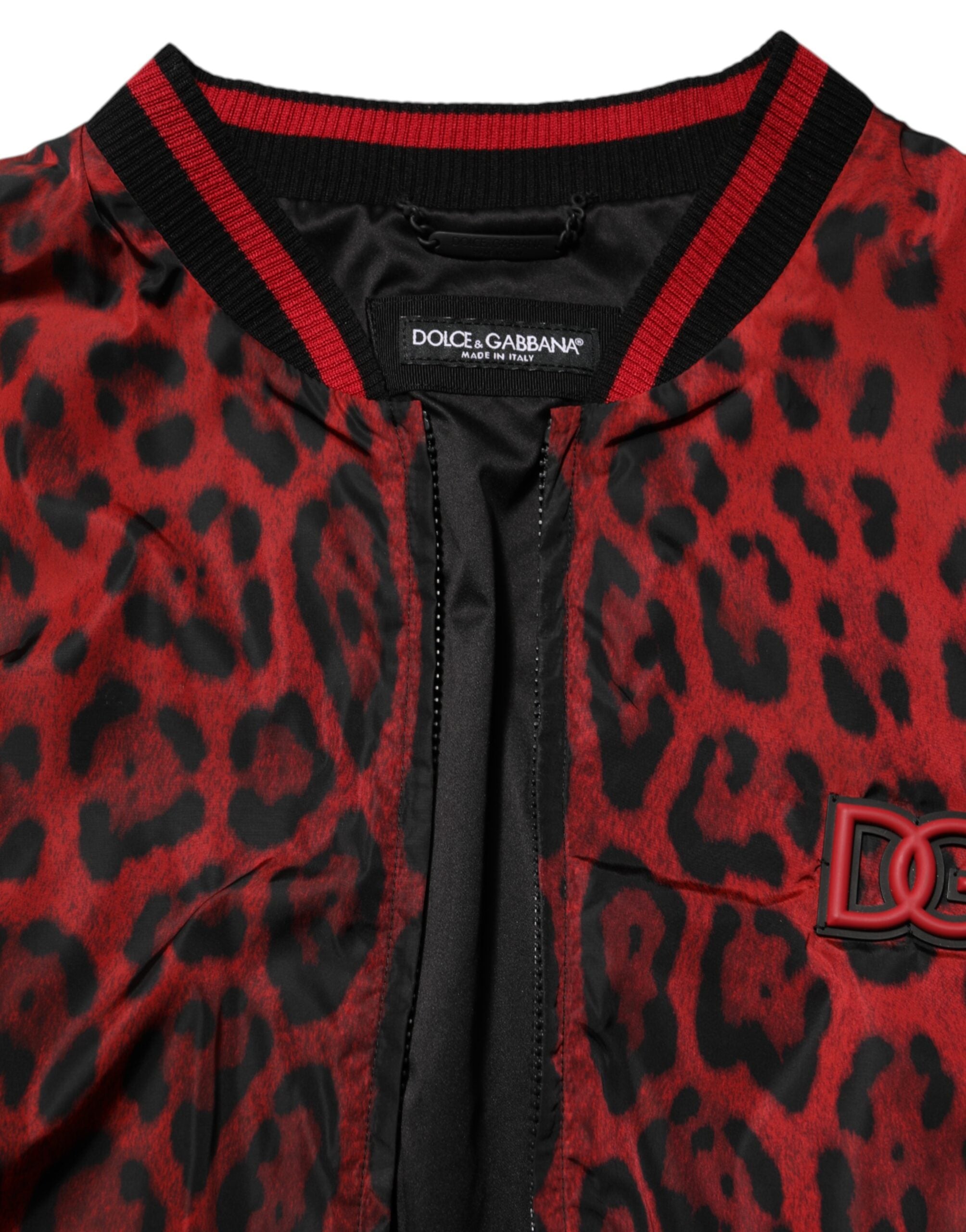 Veste bomber en zip intégral Dolce & Gabbana à imprimé léopard rouge, style élégant et tendance.