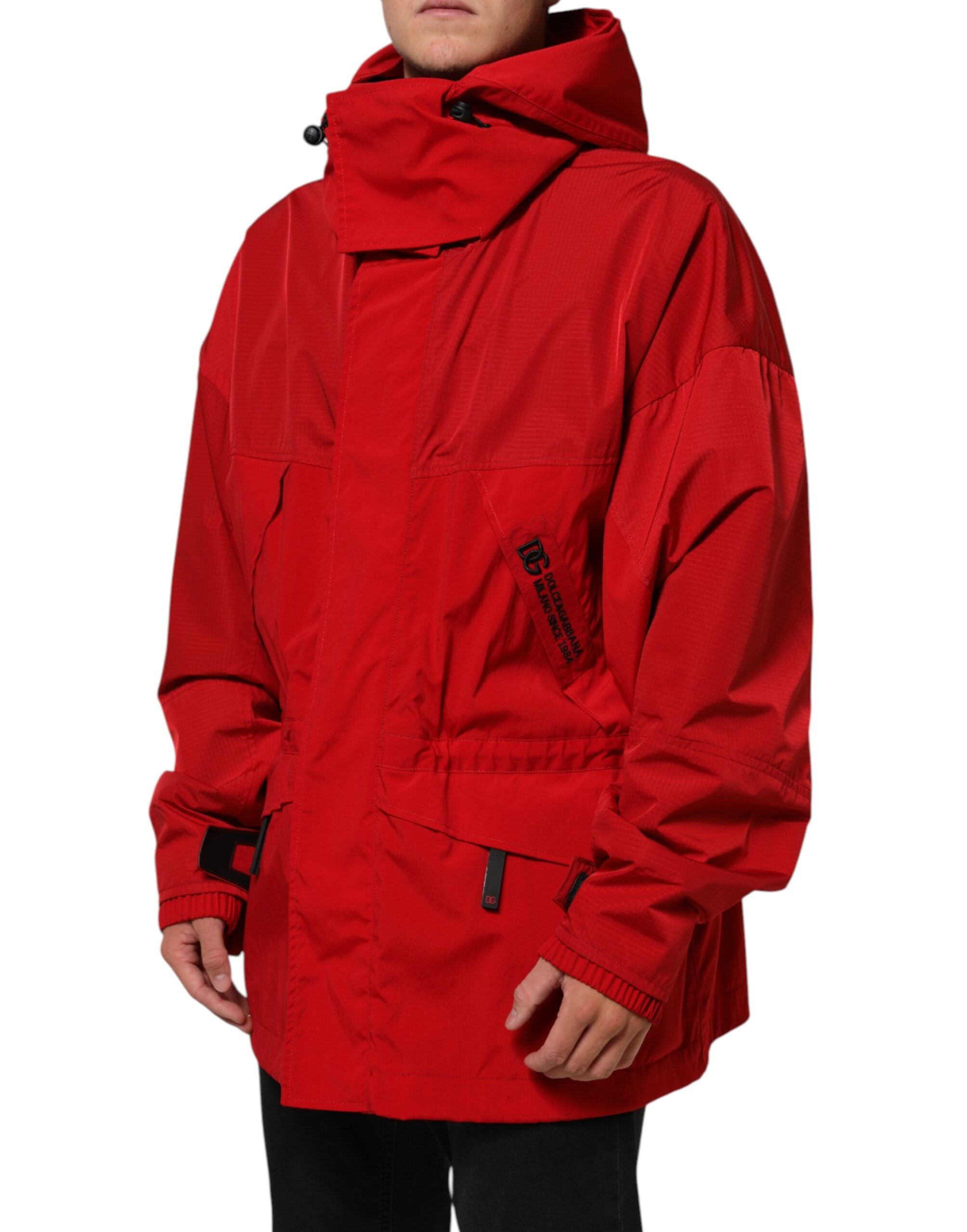 Veste parka homme Dolce & Gabbana en nylon rouge avec capuche et fermeture éclair complète, style décontracté et moderne.