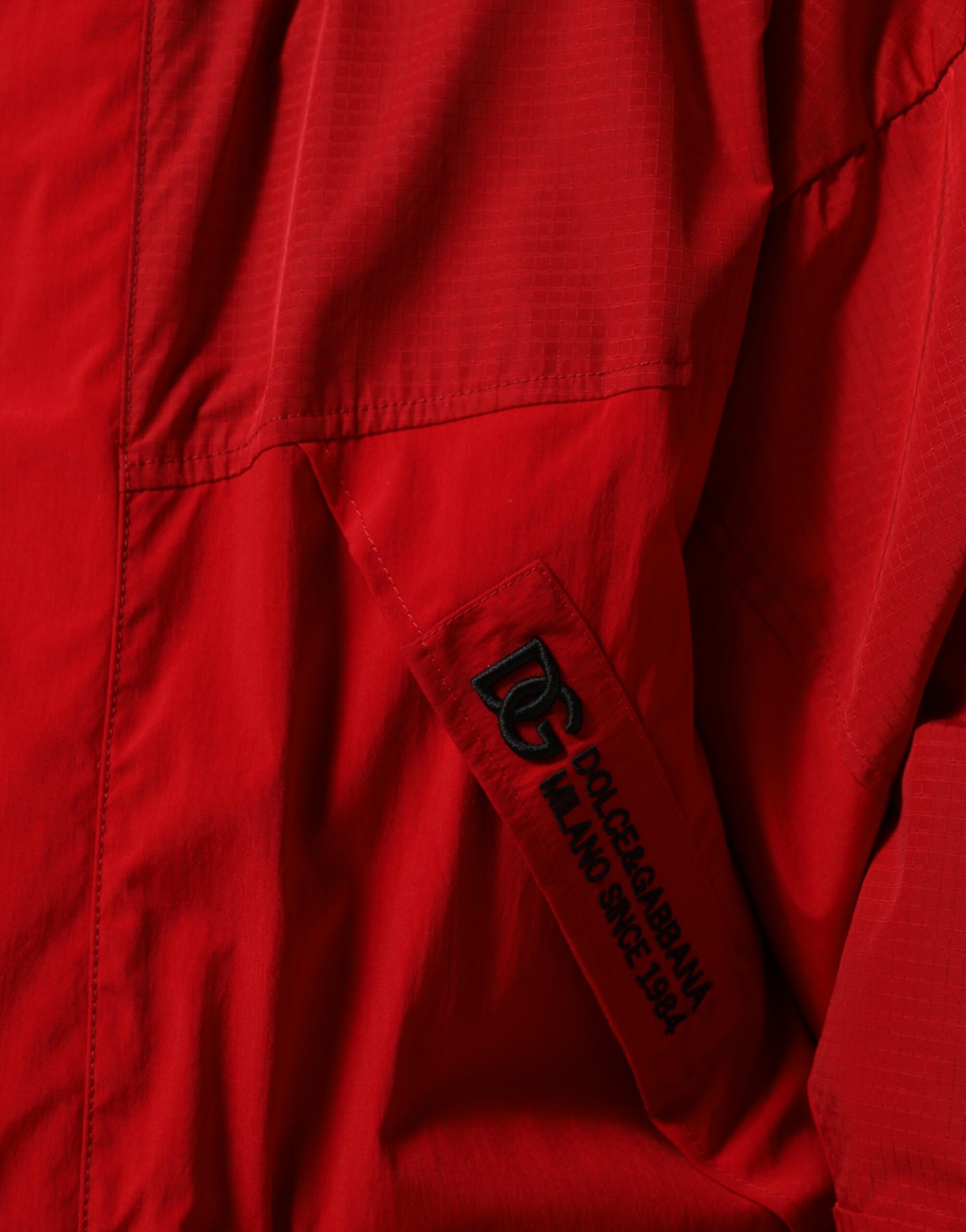 Veste parka homme Dolce & Gabbana en nylon rouge avec capuche, fermeture éclair complète, style décontracté et tendance.