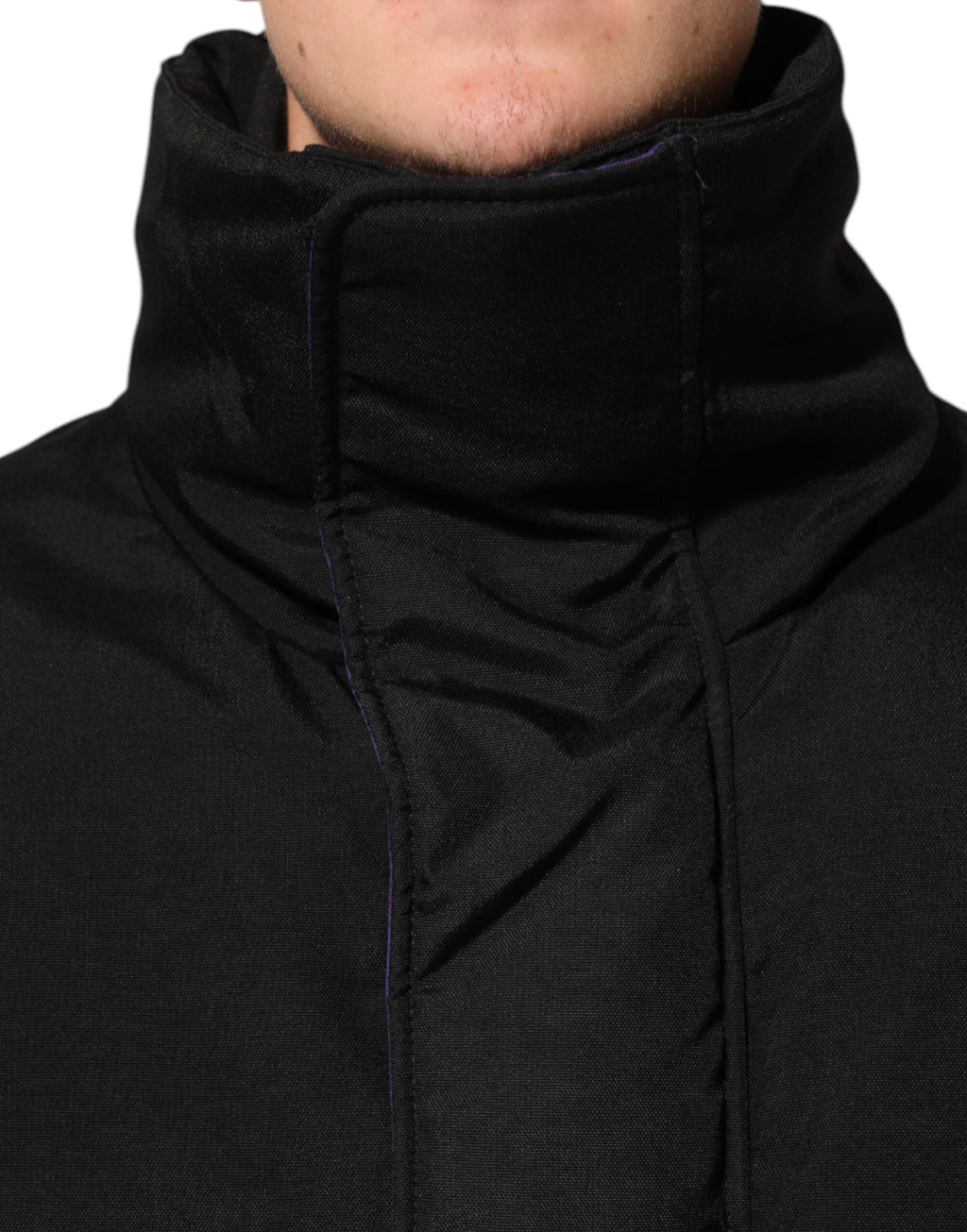 Veste matelassée noire en nylon pour homme de Dolce & Gabbana avec fermeture éclair complète et col montant.