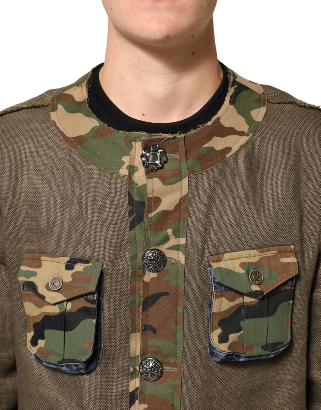 Veste en lin camouflage marron Dolce & Gabbana à boutons, style décontracté et tendance pour homme.