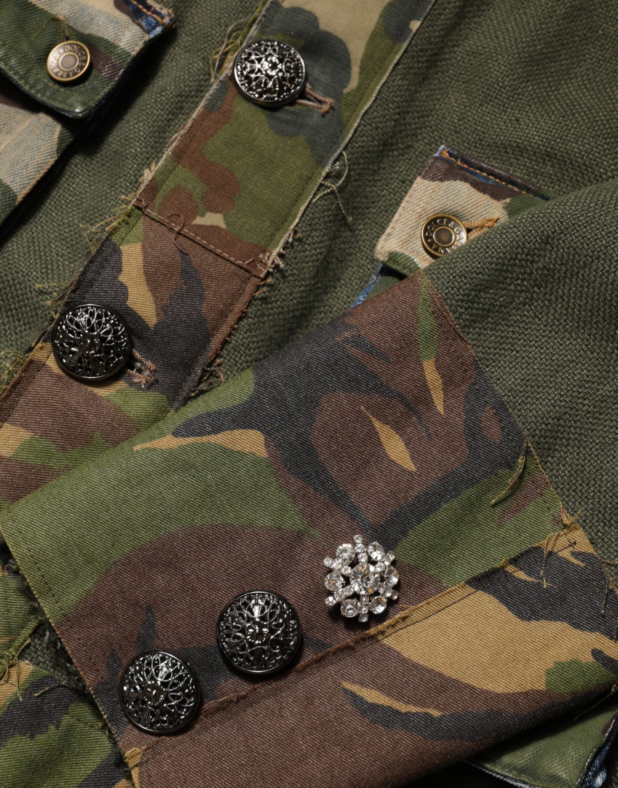 Veste en lin camouflage marron Dolce & Gabbana avec boutons, style décontracté et mode élégante.