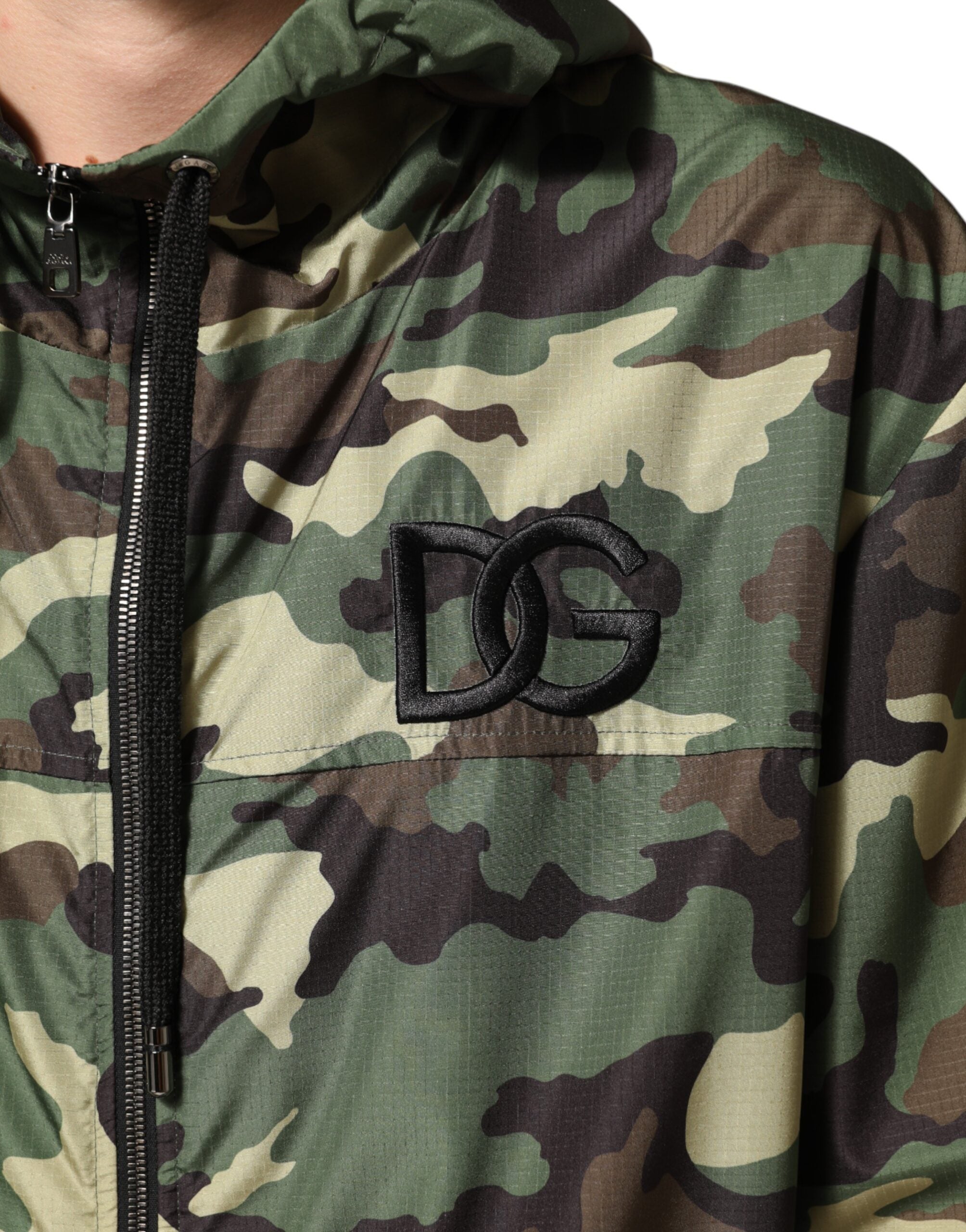 Sweat-shirt à capuche Dolce & Gabbana camouflage verte, veste décontractée en coton avec logo, vue de face.