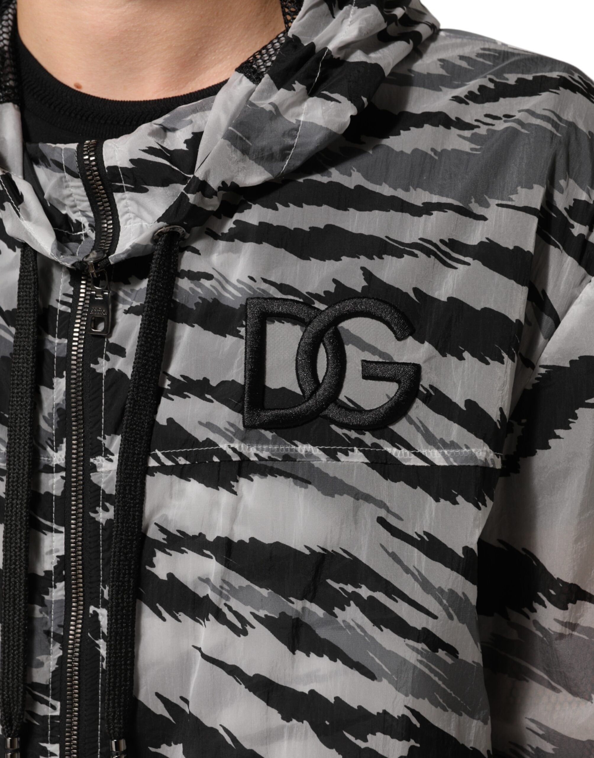 Sweat à capuche Dolce & Gabbana gris camouflage, veste décontractée avec capuche et motif camouflage, style urbain et tendance.