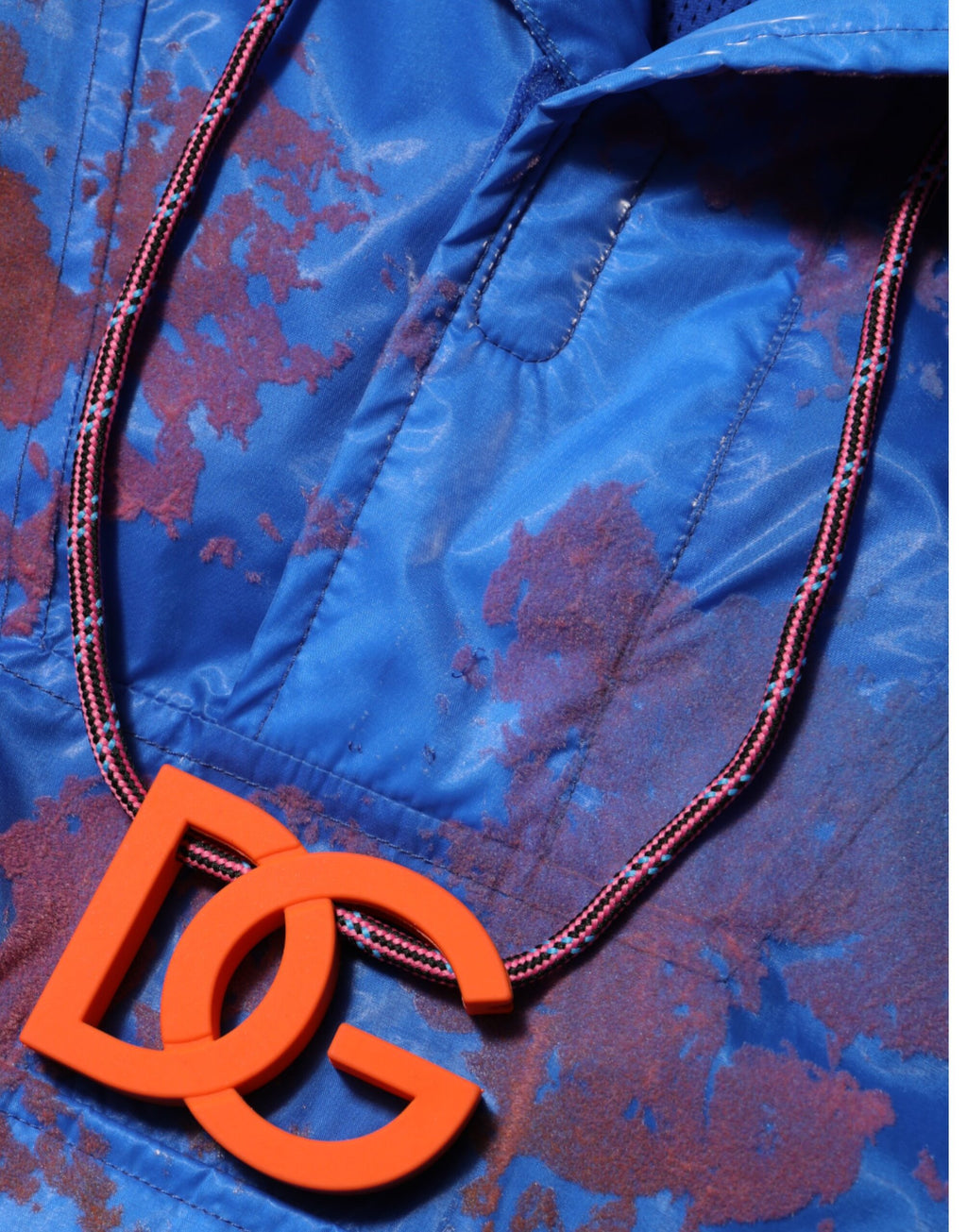Sweat à capuche Dolce & Gabbana bleu avec logo tie-dye, style décontracté et tendance, tissu doux et confortable.