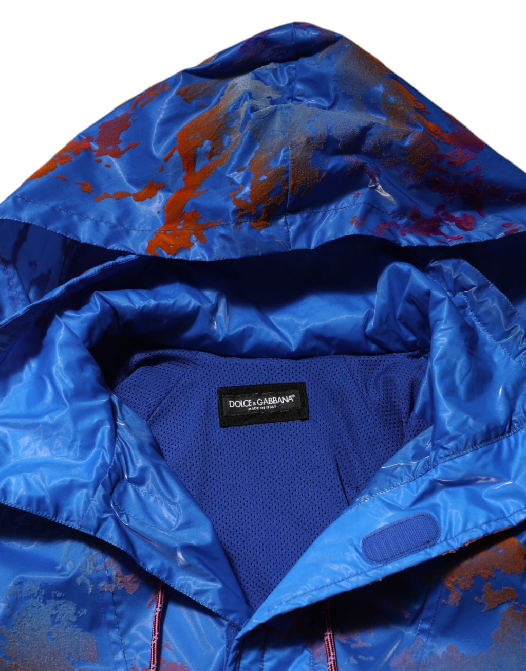 Sweat à capuche Dolce & Gabbana bleu avec logo tie-dye, style décontracté, porté avec capuche et motif coloré.