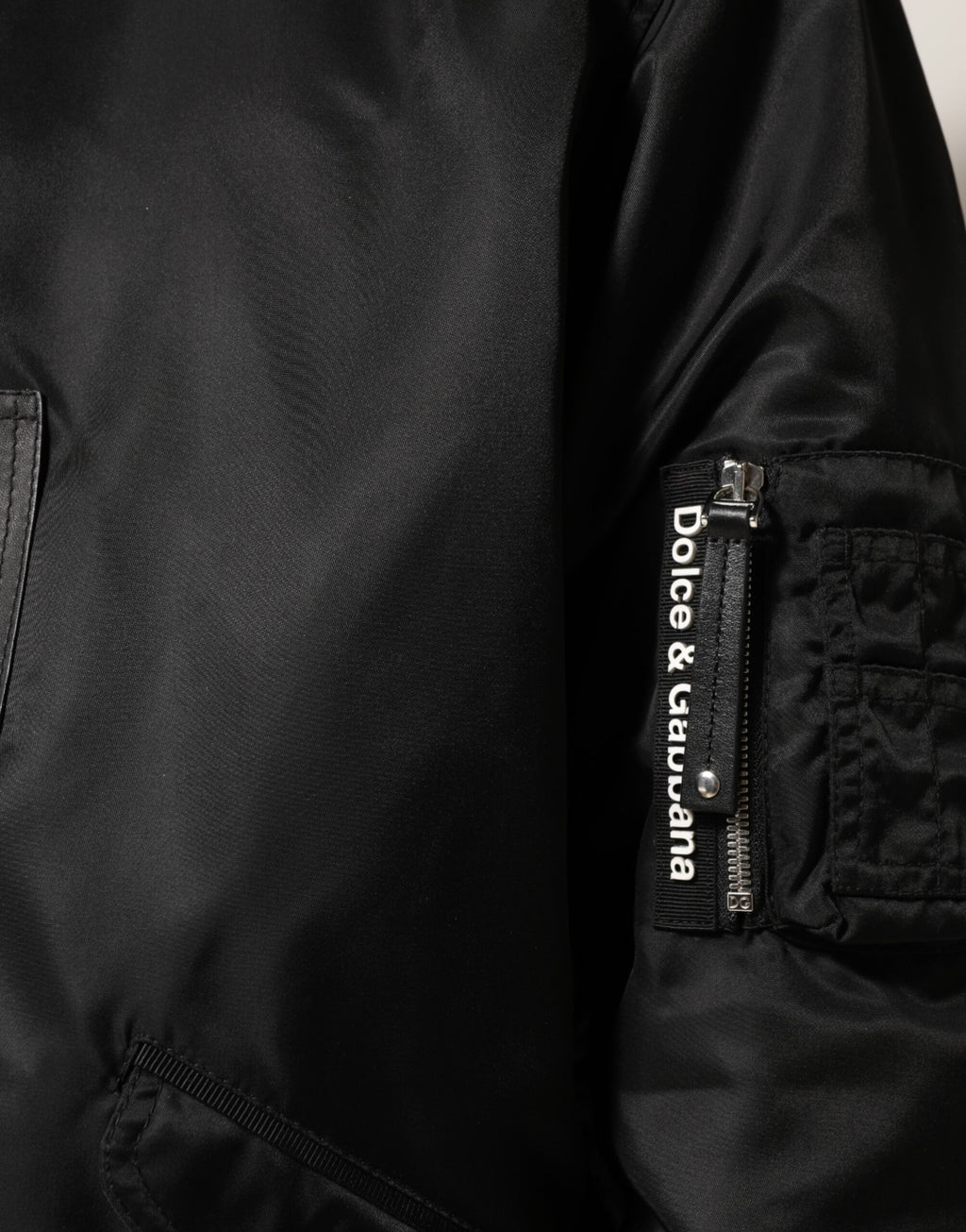 Veste bomber noire en coton Dolce & Gabbana avec capuche et fermeture éclair complète, élégante et décontractée.