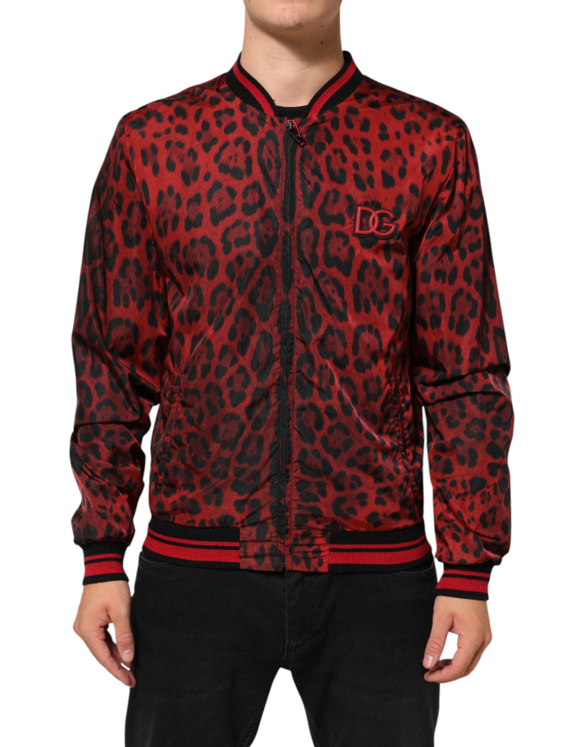 Veste bomber homme Dolce & Gabbana à fermeture éclair, motif léopard rouge, style moderne et élégant.