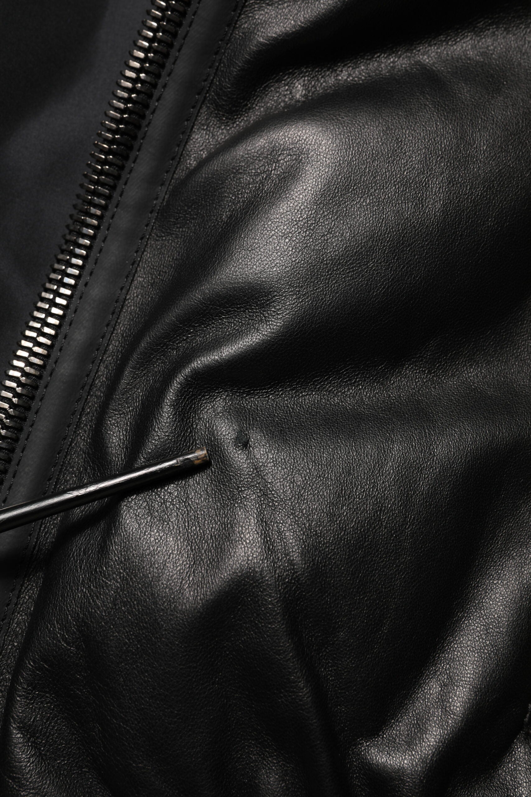 Veste blouson noire en cuir et nylon Dolce & Gabbana avec fermeture éclair complète, style élégant et moderne.
