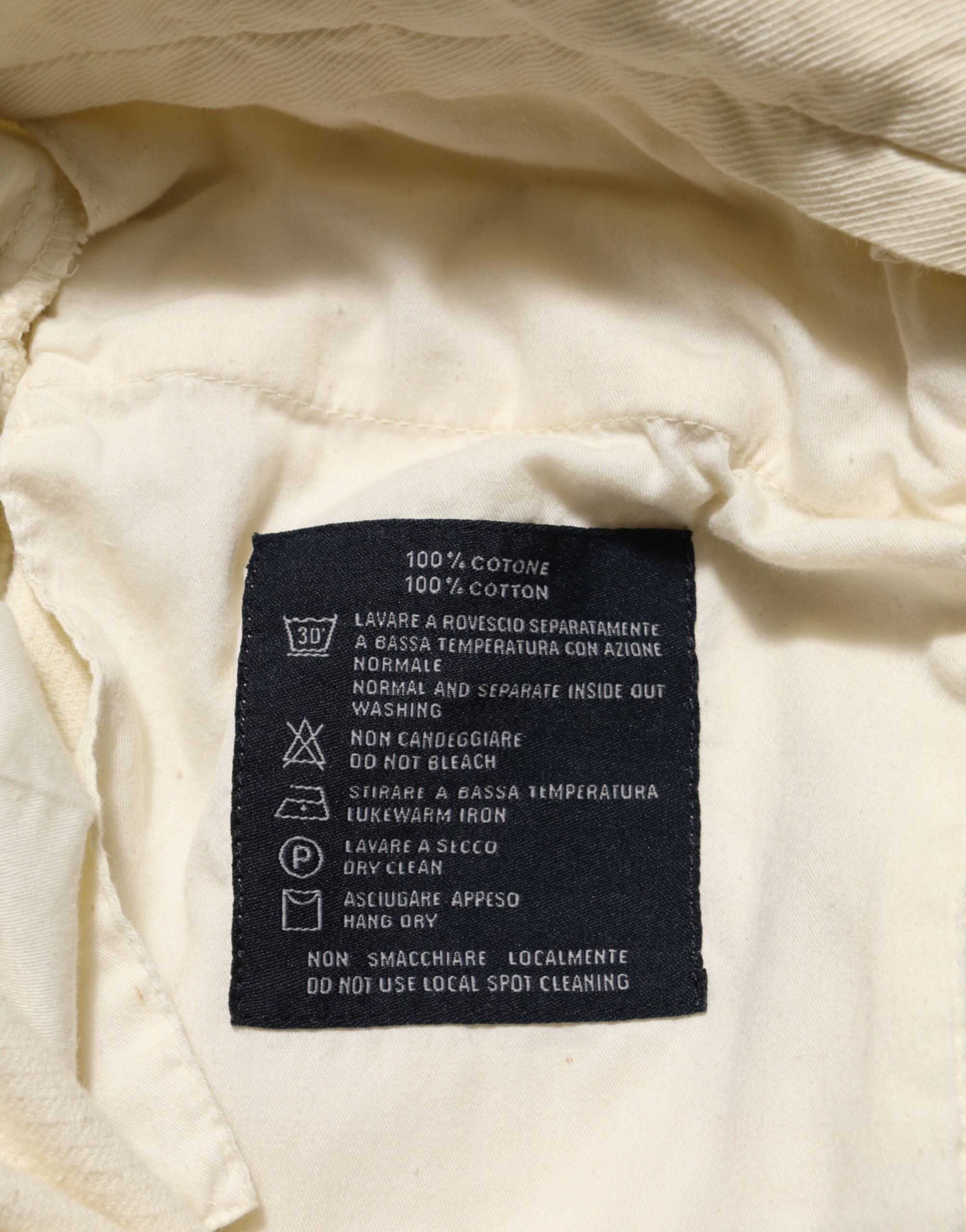 Pantalon homme en coton à rayures beige Burberry, coupe droite en velours côtelé, style classique et élégant.