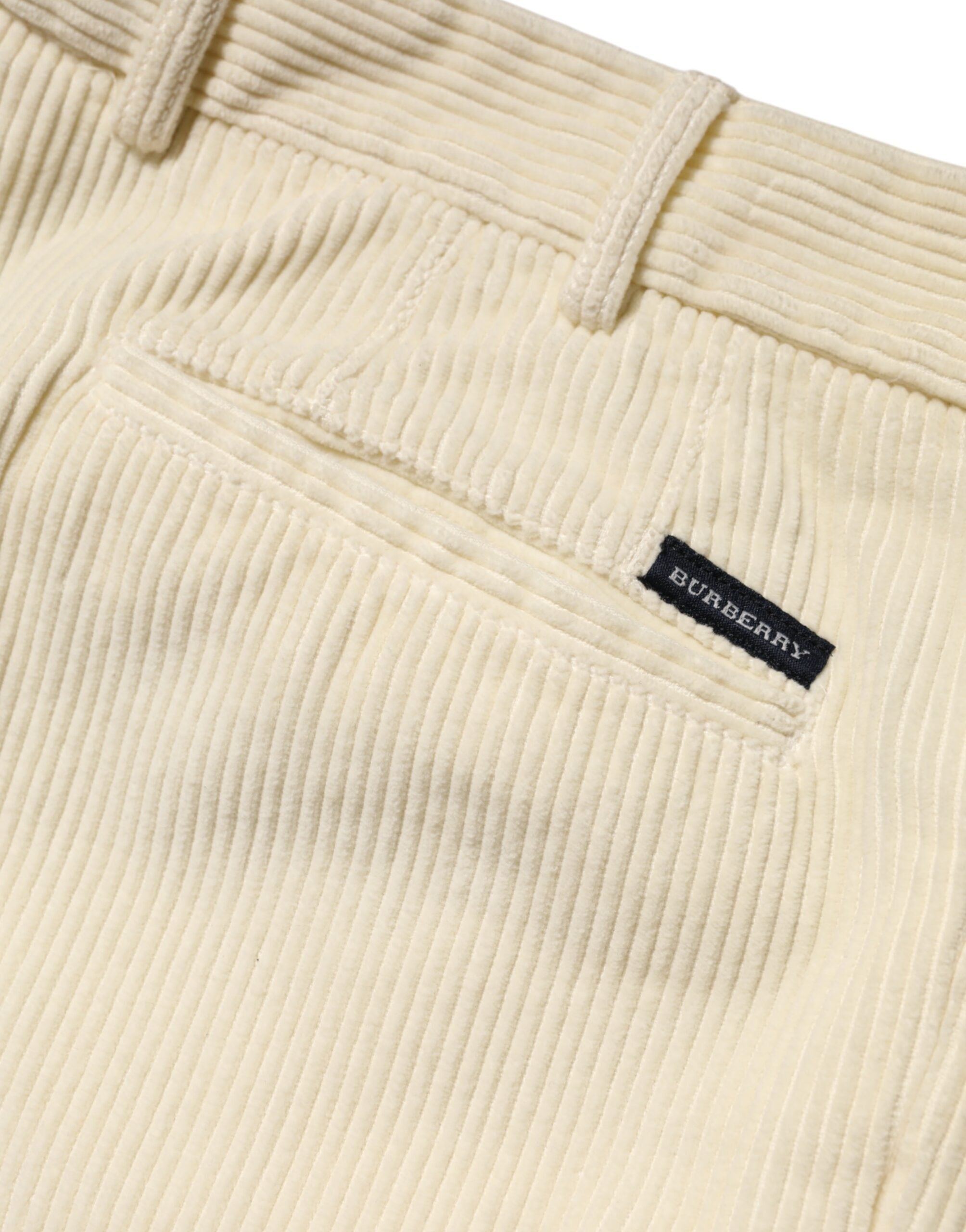 Pantalon homme Burberry beige en velours de coton, coupe droite, style classique et élégant.