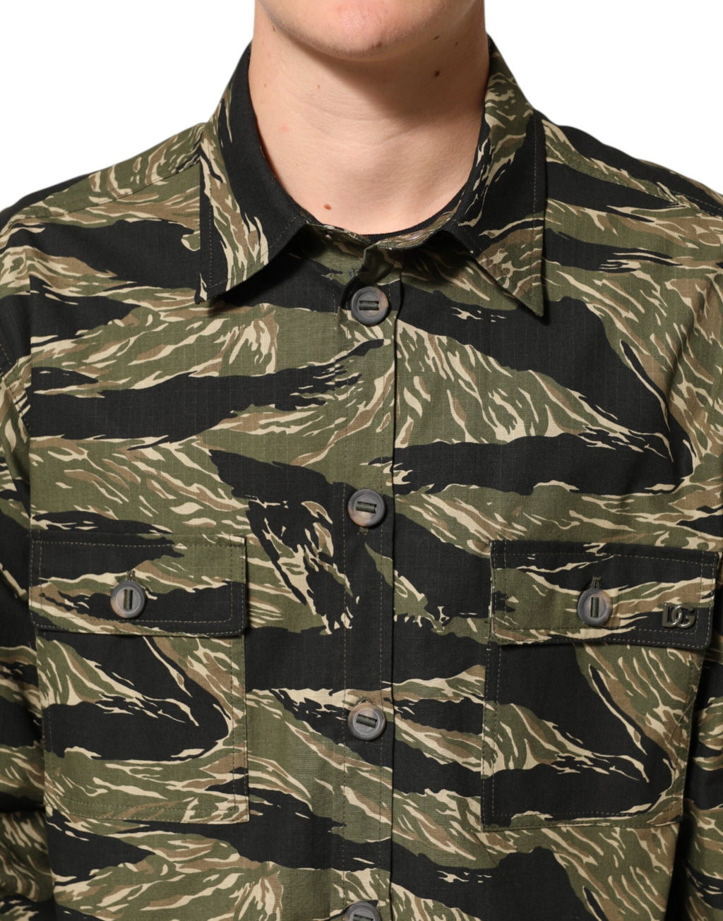 Chemise décontractée multicolore à motif camouflage en coton de Dolce & Gabbana, vue de face.