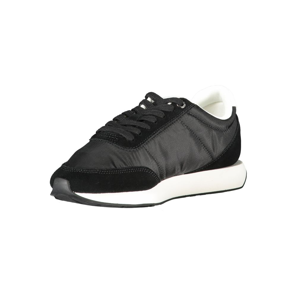 Sneakers femme en polyester noir de Calvin Klein, chaussure décontractée avec semelle blanche et design moderne.
