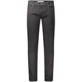 Jeans skinny noirs pour homme Guess Jeans en coton, vue en gros plan sur la texture et la coupe ajustée.