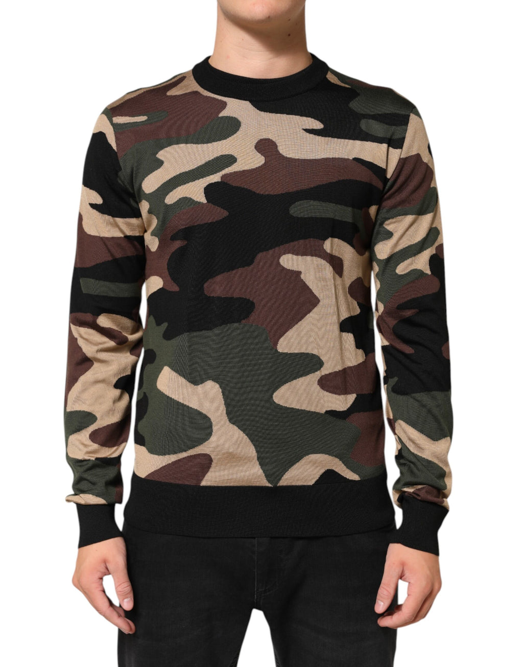 Pull pour homme Dolce & Gabbana à col rond, motif camouflage multicolore, en maille, porté sur un mannequin.