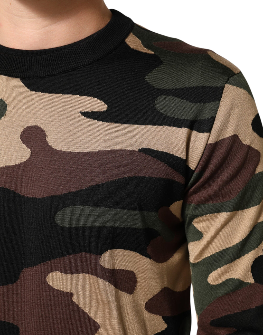Pull noir multicolore à motif camouflage de Dolce & Gabbana, col rond, pull pour homme, style tendance et moderne.
