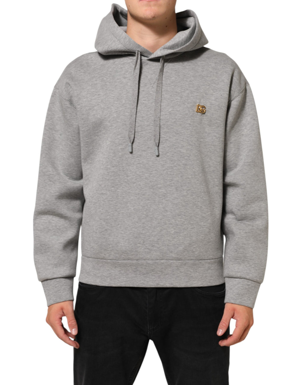 Sweat à capuche en coton gris Dolce & Gabbana avec logo, doux et confortable, porté par un modèle.