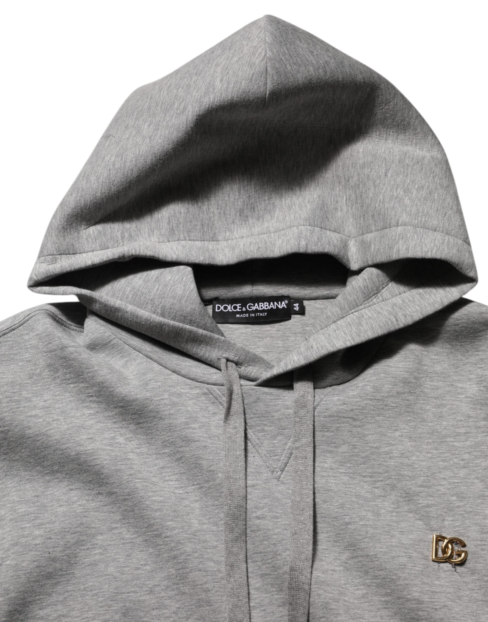 Sweat à capuche en coton gris Dolce & Gabbana avec logo, doux et confortable, porté sur un modèle.