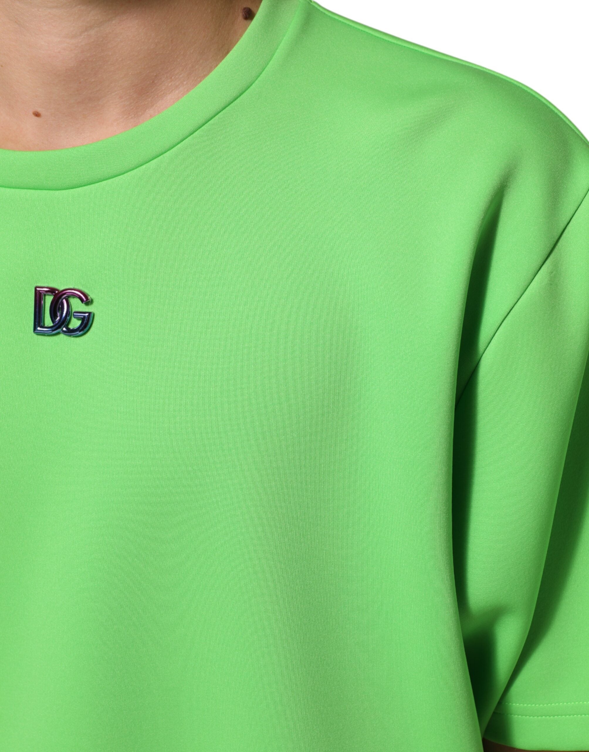 T-shirt Dolce & Gabbana à col rond vert avec logo, manches courtes, style décontracté et design élégant visible sur l’image.